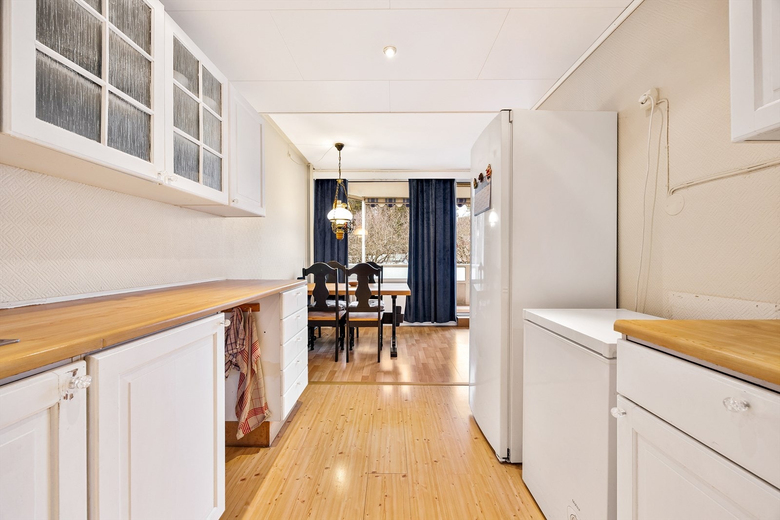 Kjøkkenet ligger praktisk til i tilknytning til stuen og spiseplassen. Galleribilde