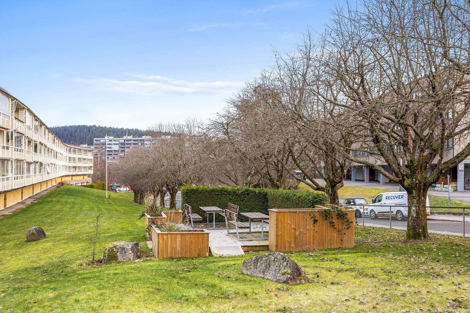 Borettslaget har opparbeidede uteplasser med sittegrupper til glede for beboerne. Galleribilde