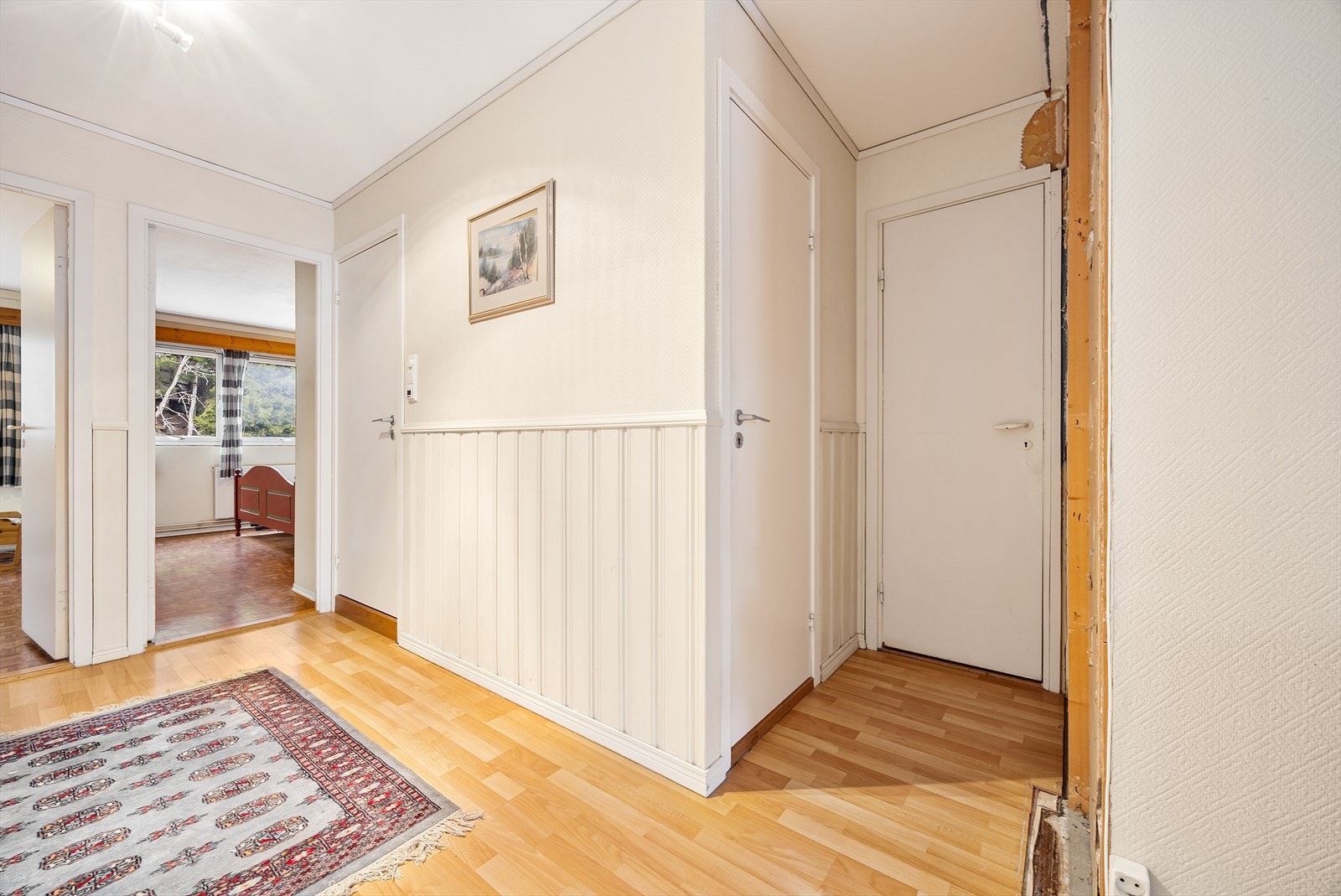 Den klassiske romfordelingen gir en klar og funksjonell separasjon mellom de ulike sonene i boligen. Galleribilde