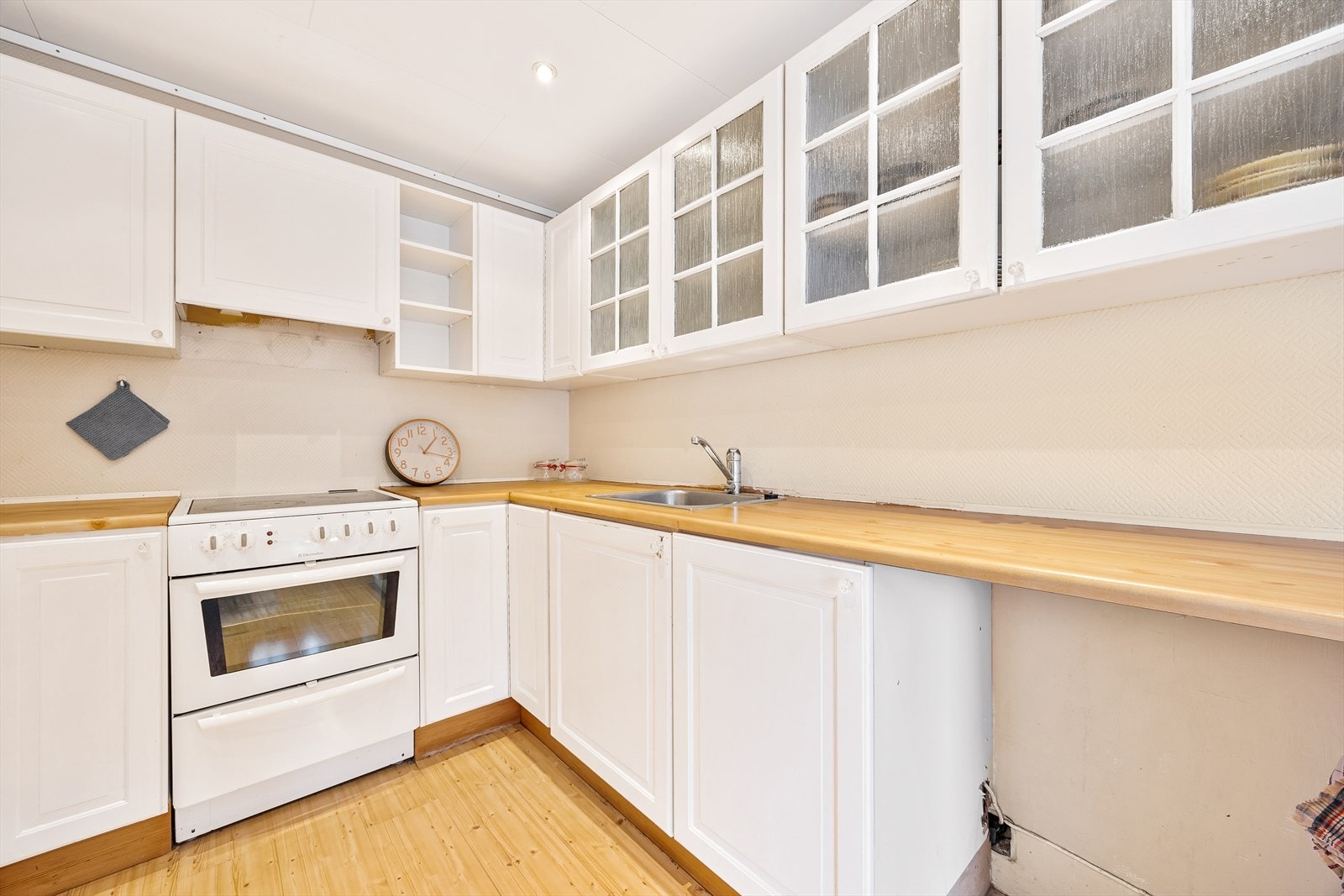 Innredningen byr på rikelig med oppbevaringsplass i både over- og underskap. Galleribilde