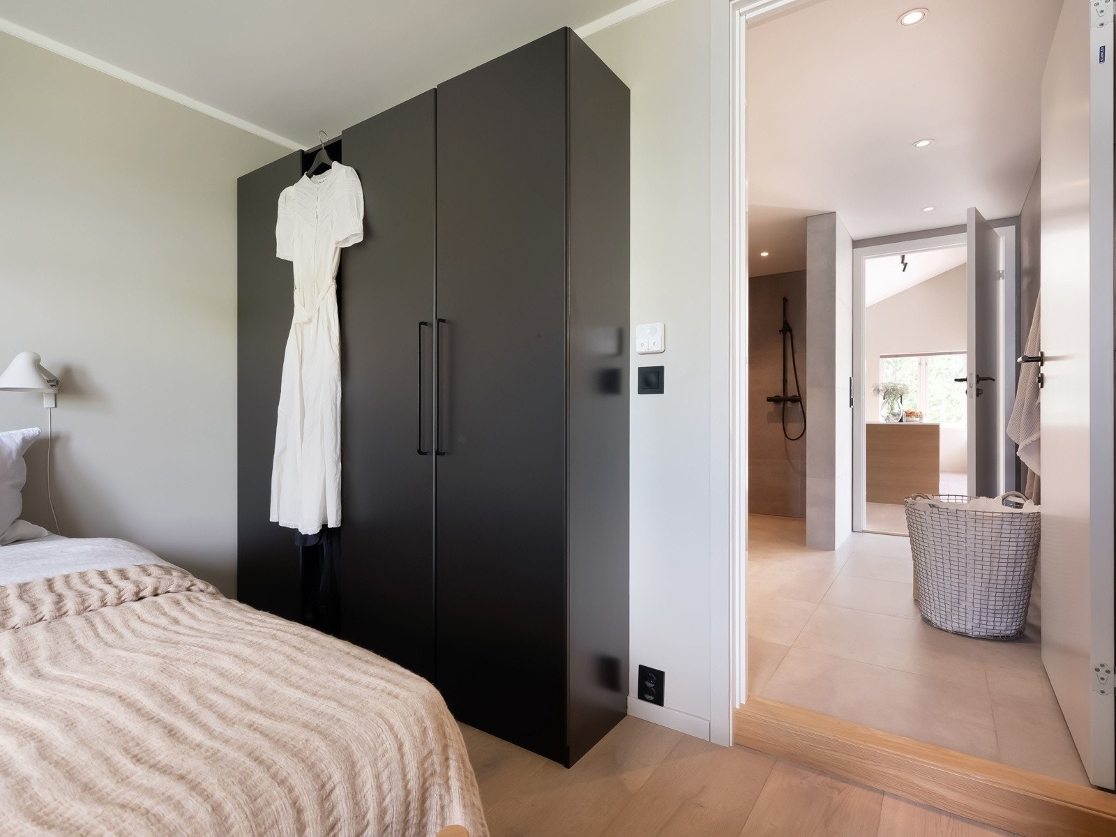 Hovedsoverom med garderobe fra JKE og vegglamper fra Louise Poulsen Galleribilde