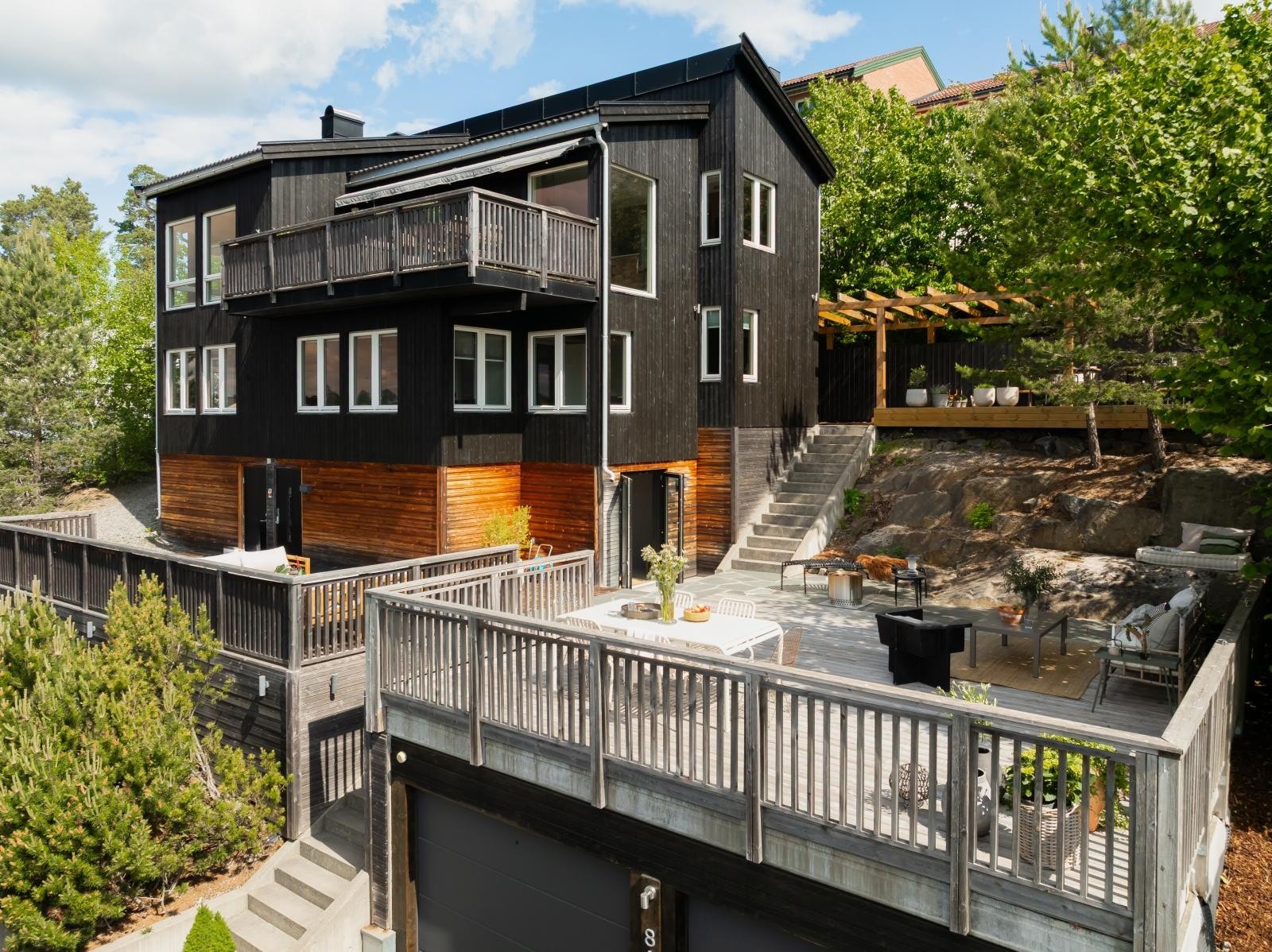 Nydelig, nyoppusset enebolig med flotte uteområder, fantastisk solnedgang og utsikt Galleribilde