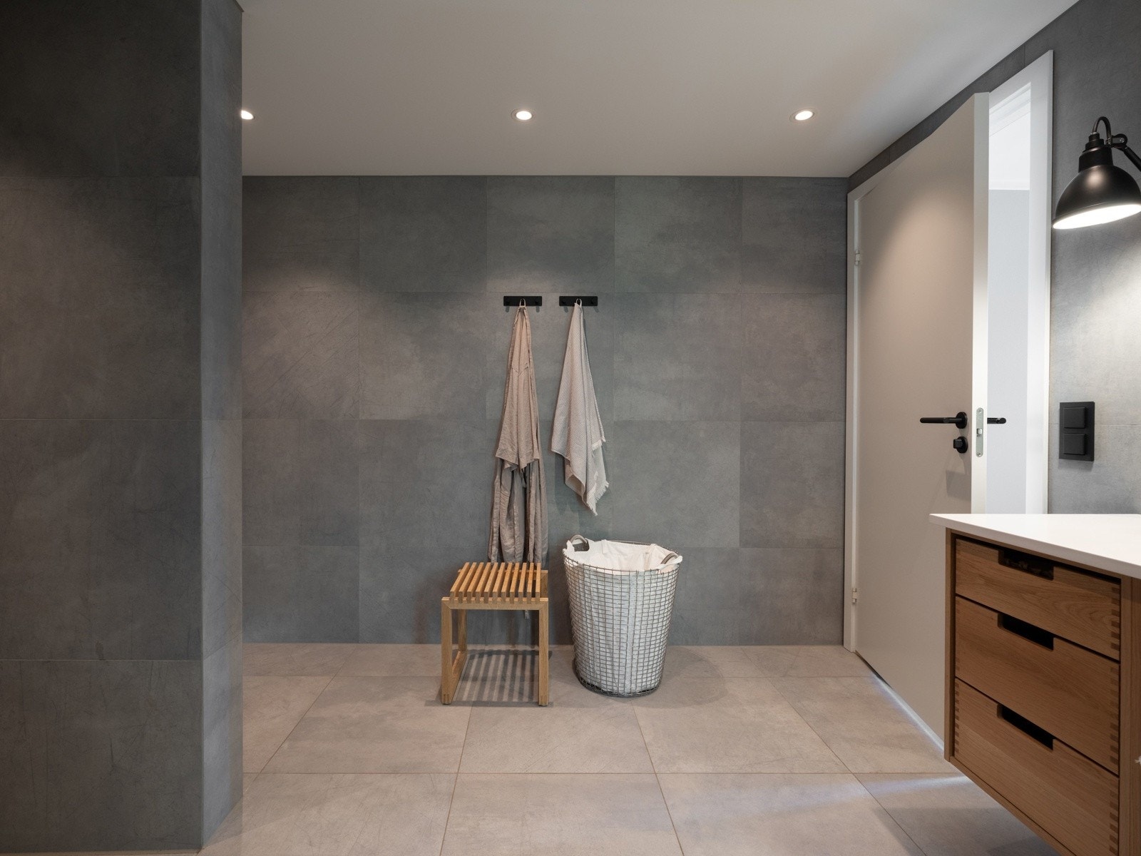 Delikat baderom til hovedsoverom. Fliser fra Flisekompaniet Galleribilde