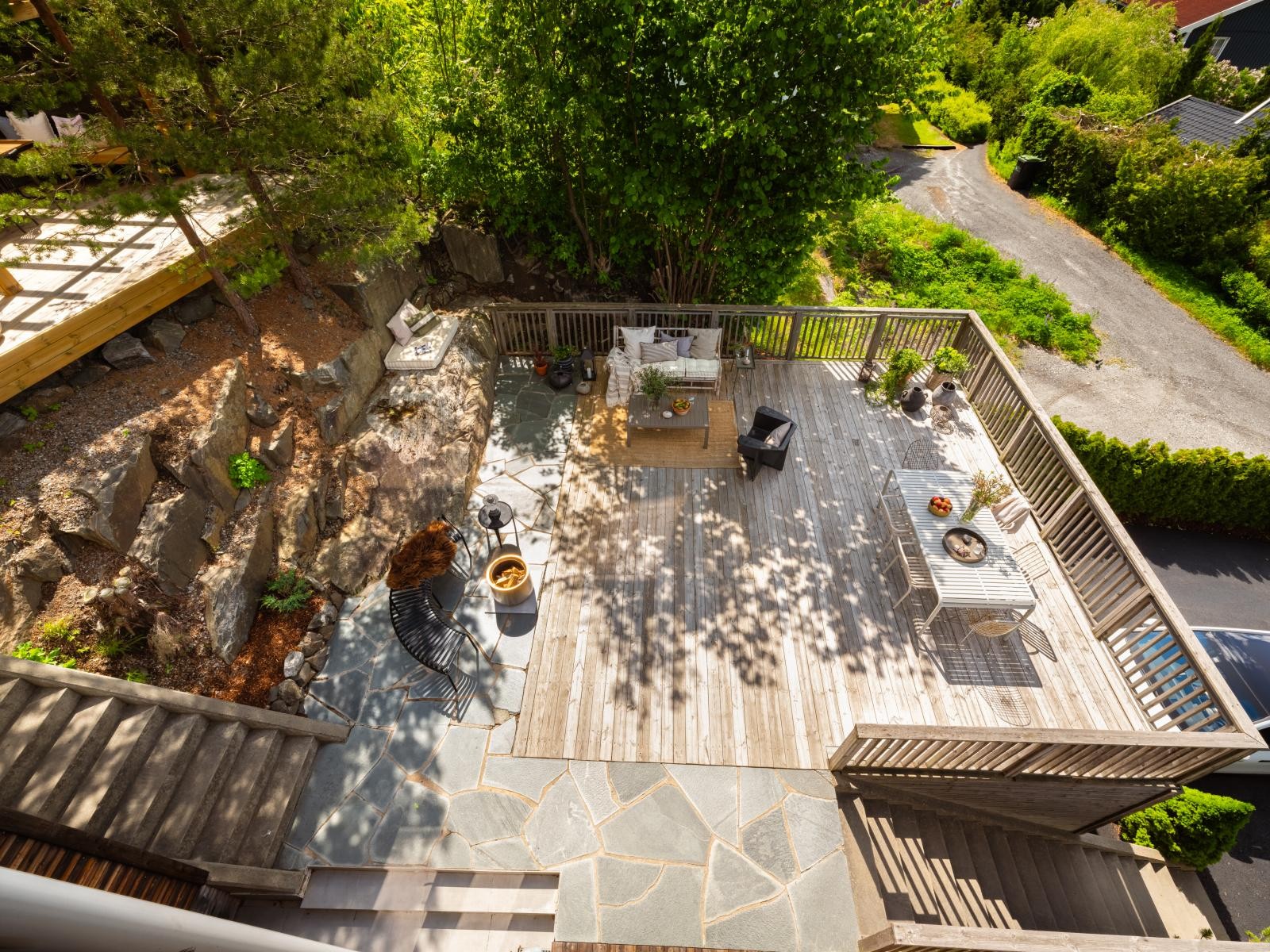 Terrasse på 43 kvm. over garasjen. Denne er delvis bygget inn i terrenget. Elektrisk portåpner og elbilladere er montert Galleribilde