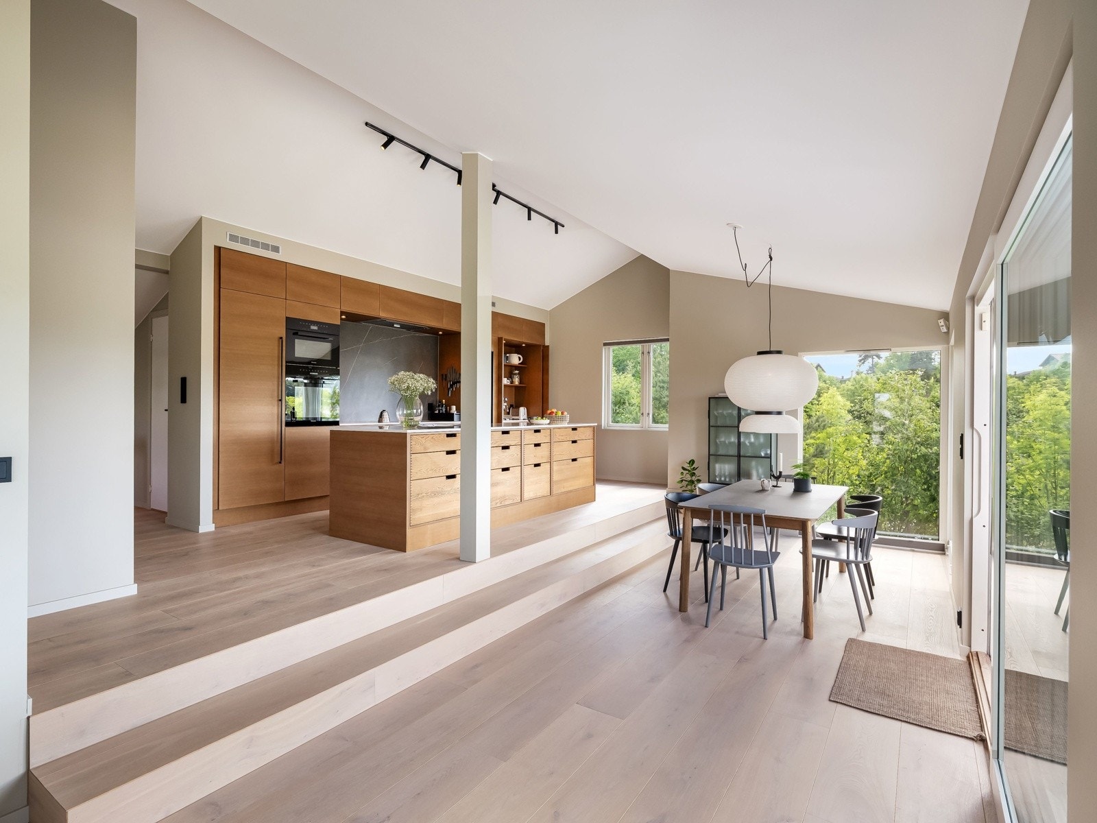 Velkommen til Vestenga 8A, en unik eiendom med en av Tårnåsens bedre beliggenheter. Foto: Chris Borowiak Galleribilde