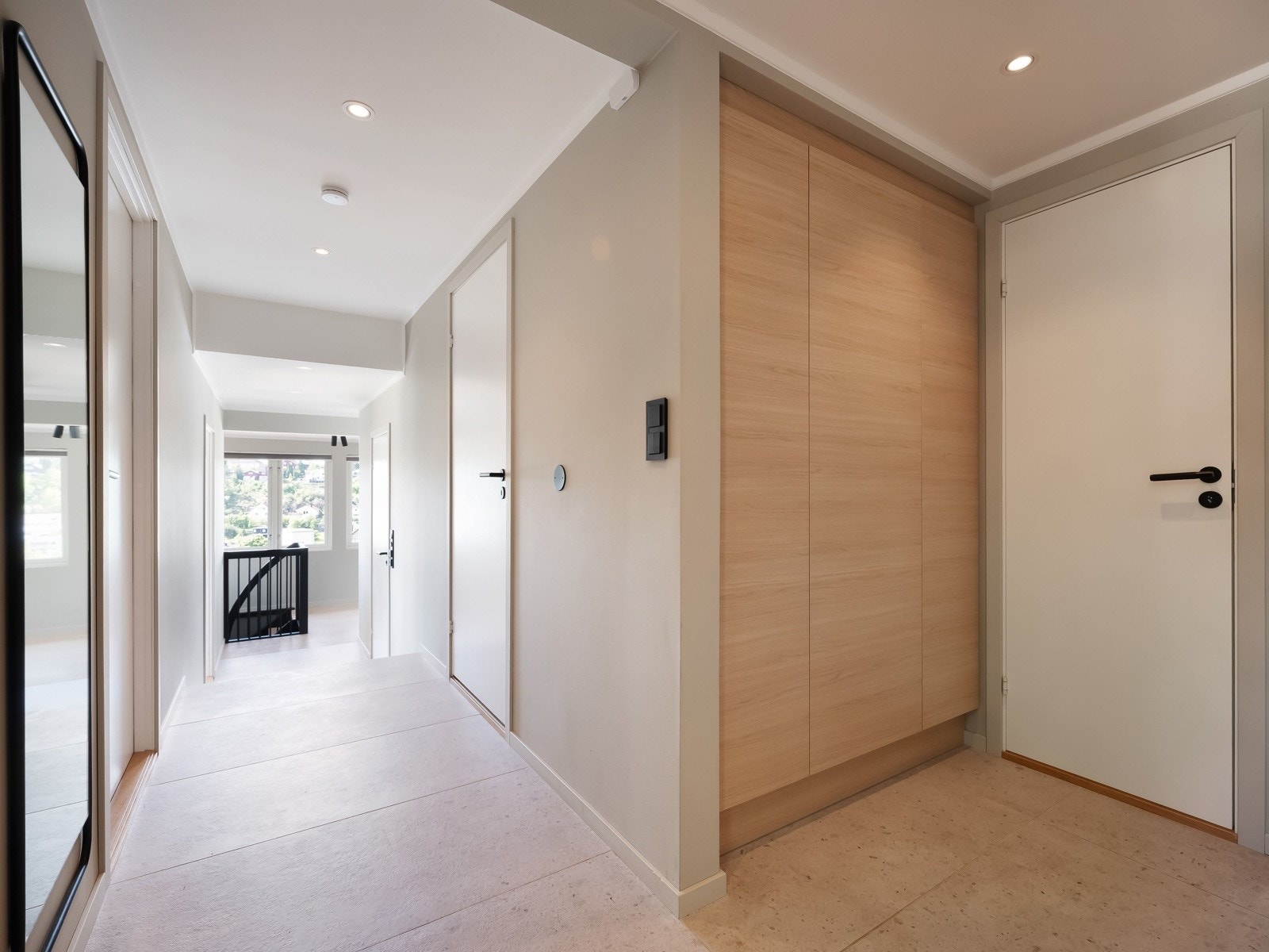 Gang i 1. etasje med tilgang til baderom fra 2 soverom Galleribilde