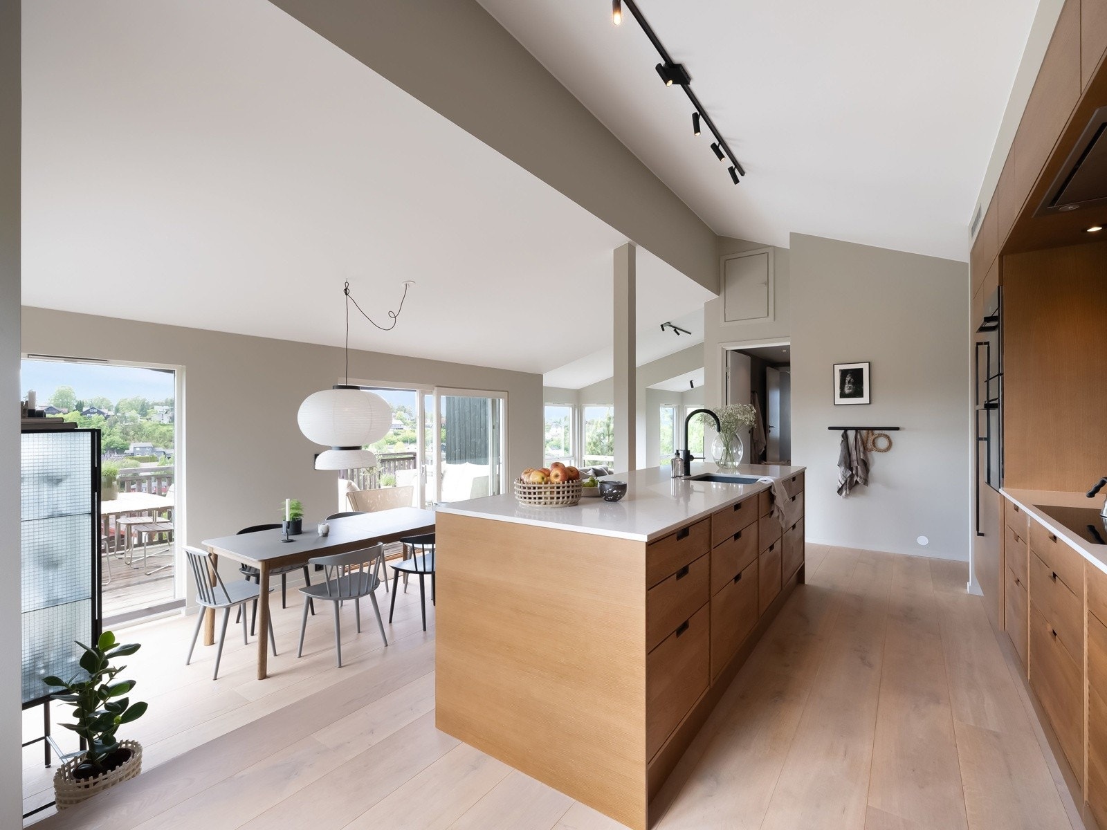 Den nydelige kjøkkeninnredningen i massiv varm eik med fingertappede skuffer heter Nordic Craft og er fra JKE Galleribilde