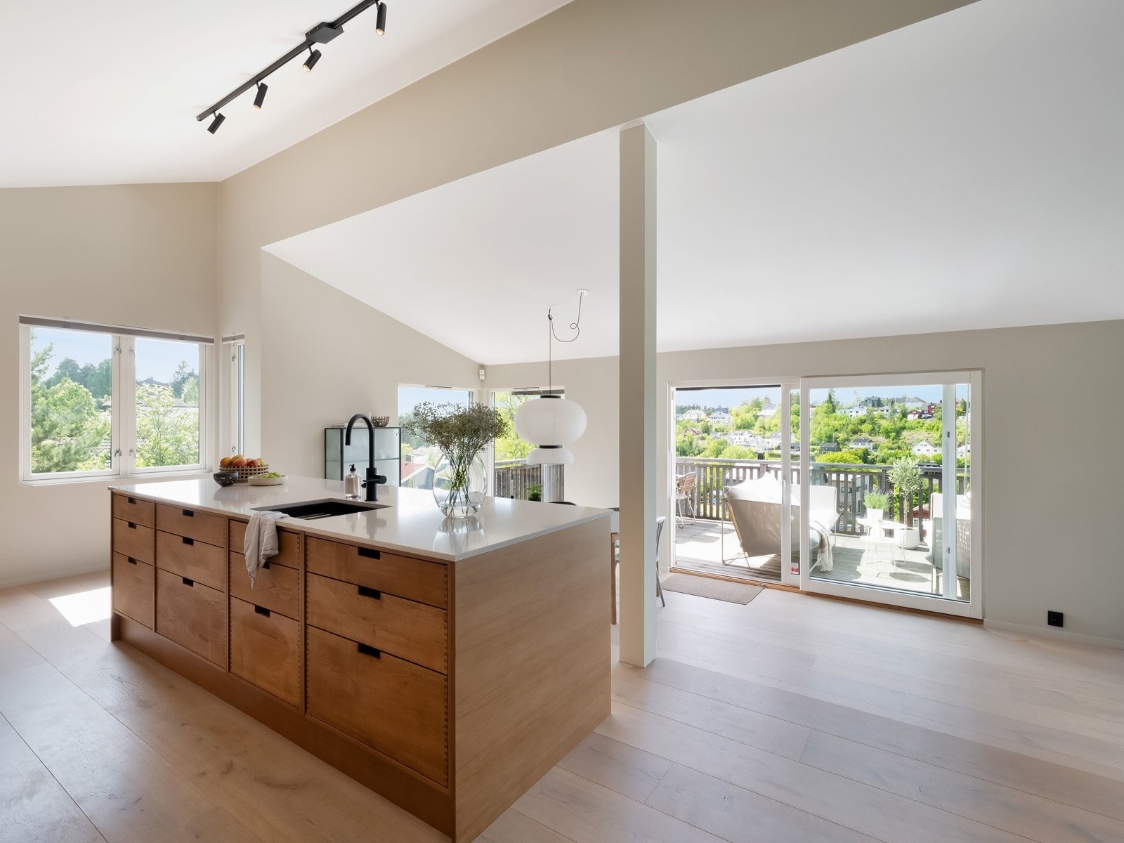 Takket være den høye beliggenheten på kjøkkenet så er man ikke plaget av innsyn Galleribilde