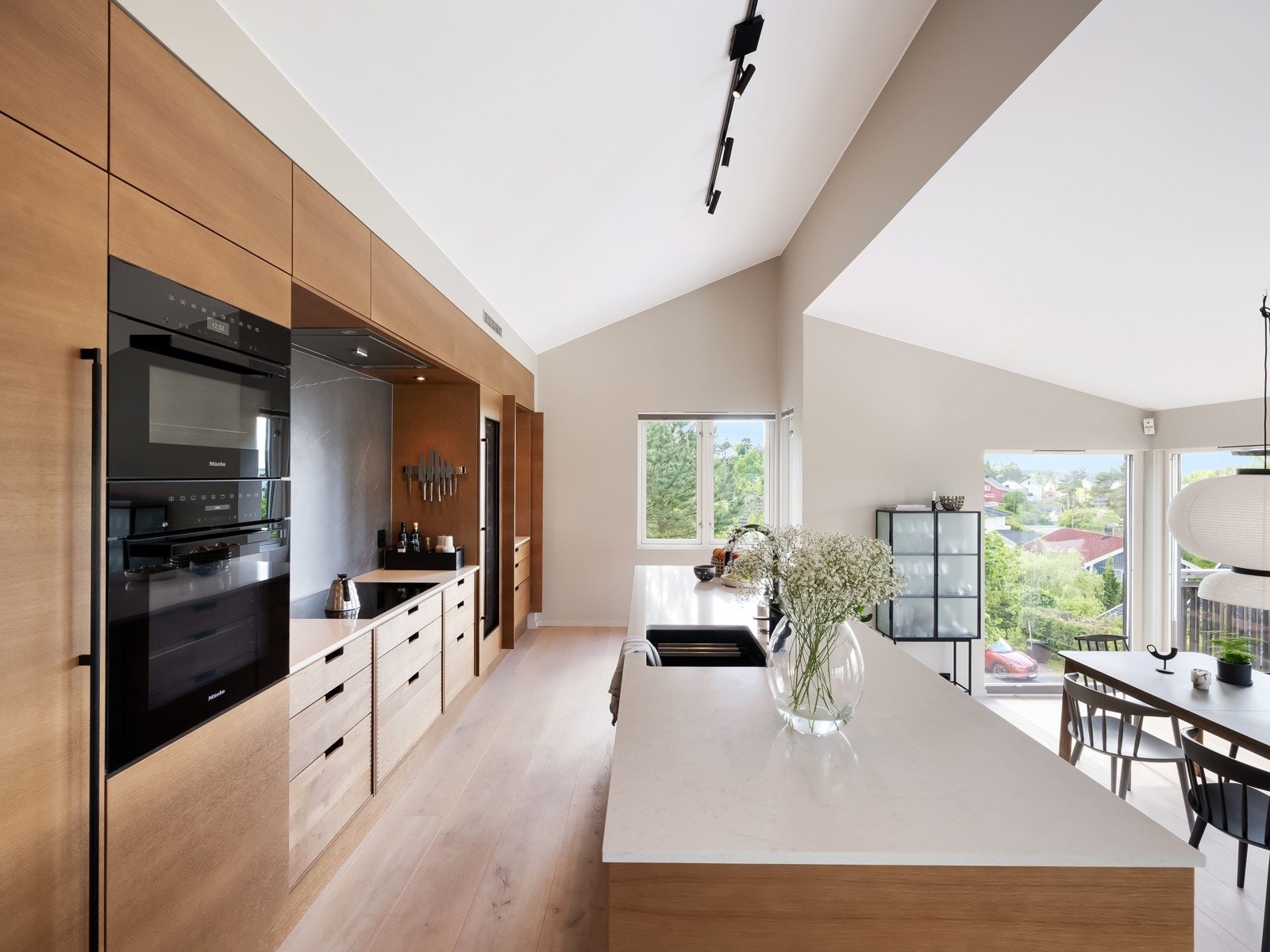 De store vinduene gir herlig utsikt mot det grønne Galleribilde