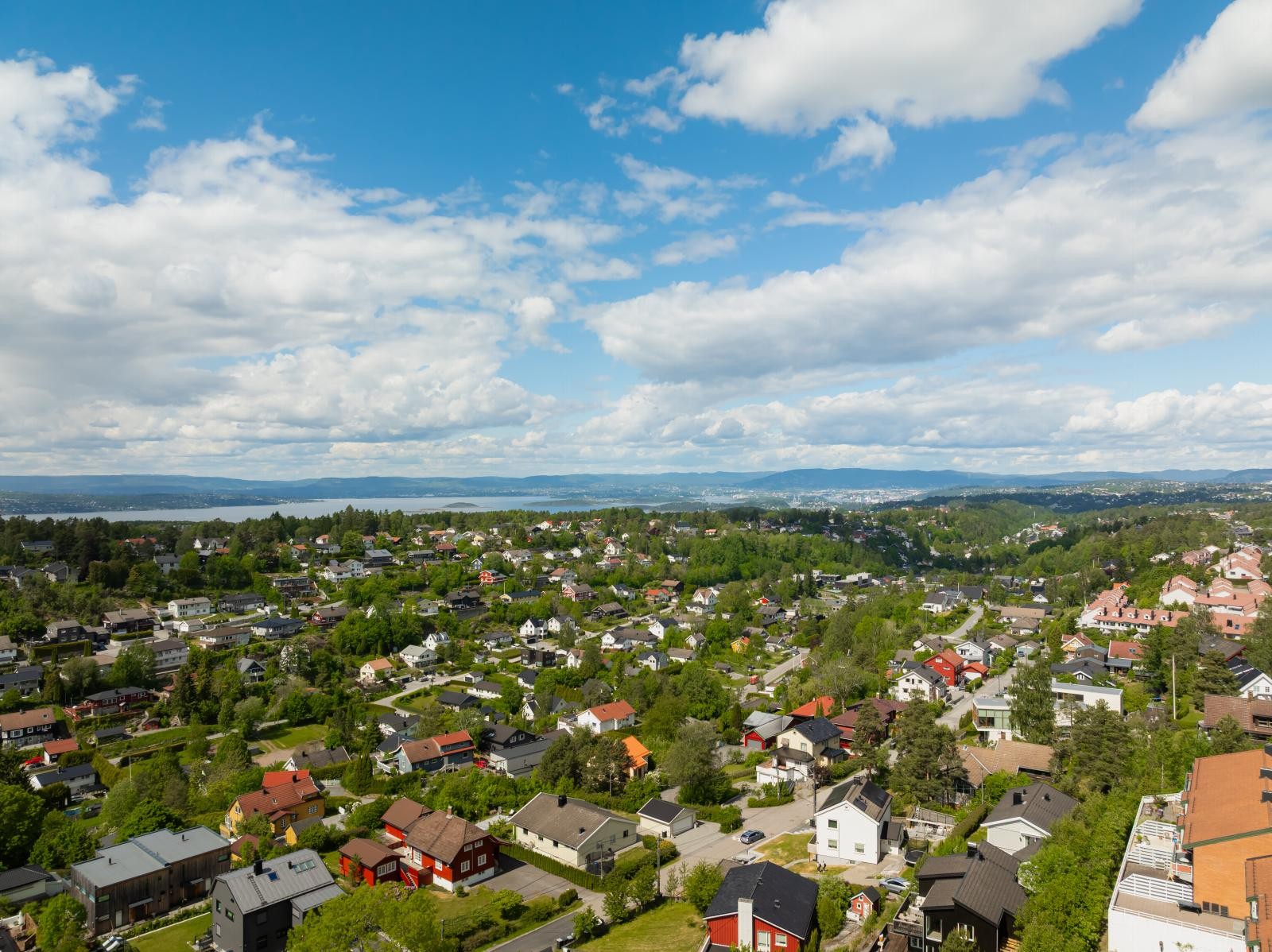 Eiendommen ligger høyt og fritt med fantastiske sol- og utsiktsforhold Galleribilde