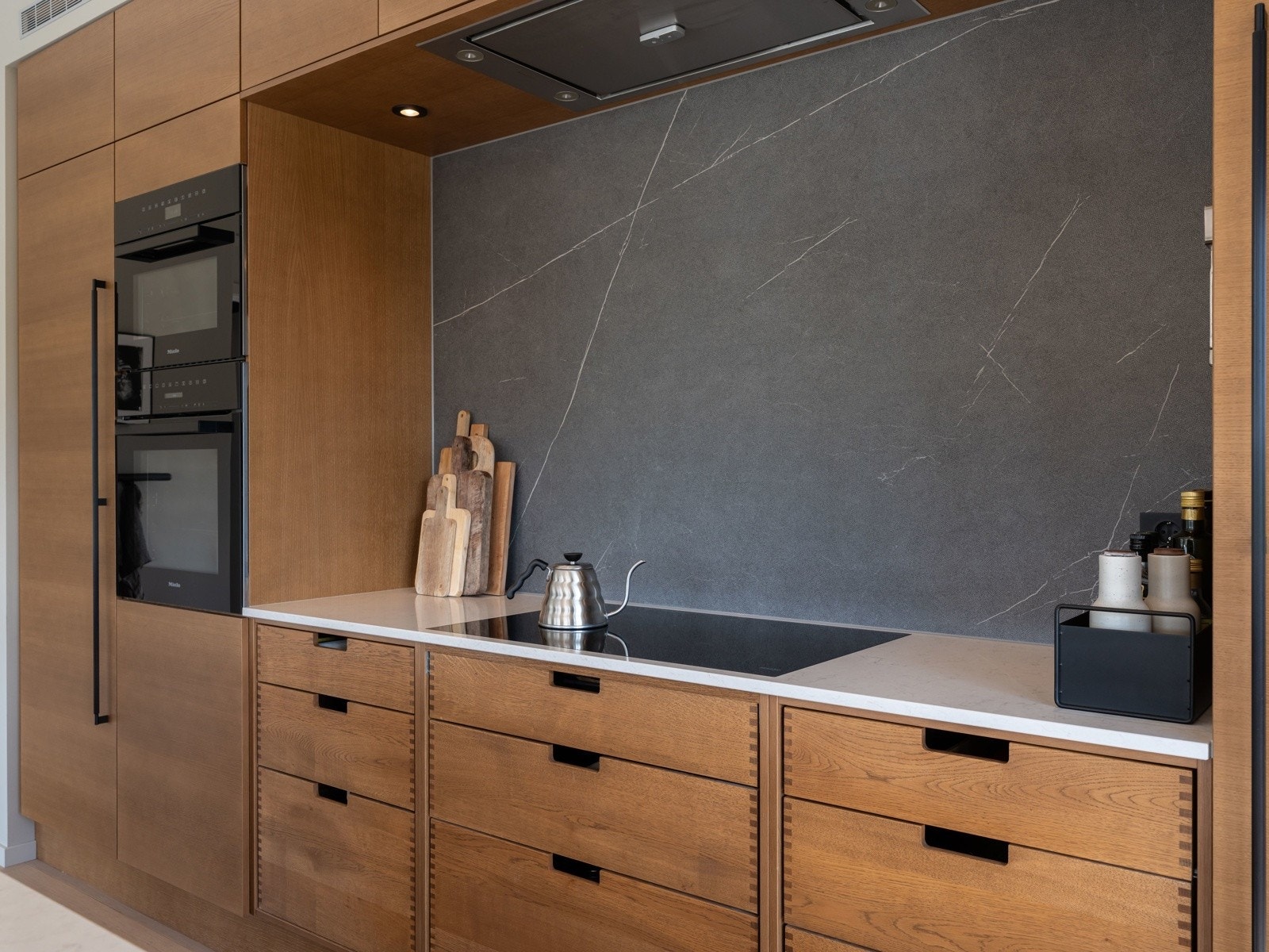 Skapet skjuler kaffemaskin, brødrister, toastjern og øvrig småelektrisk Galleribilde