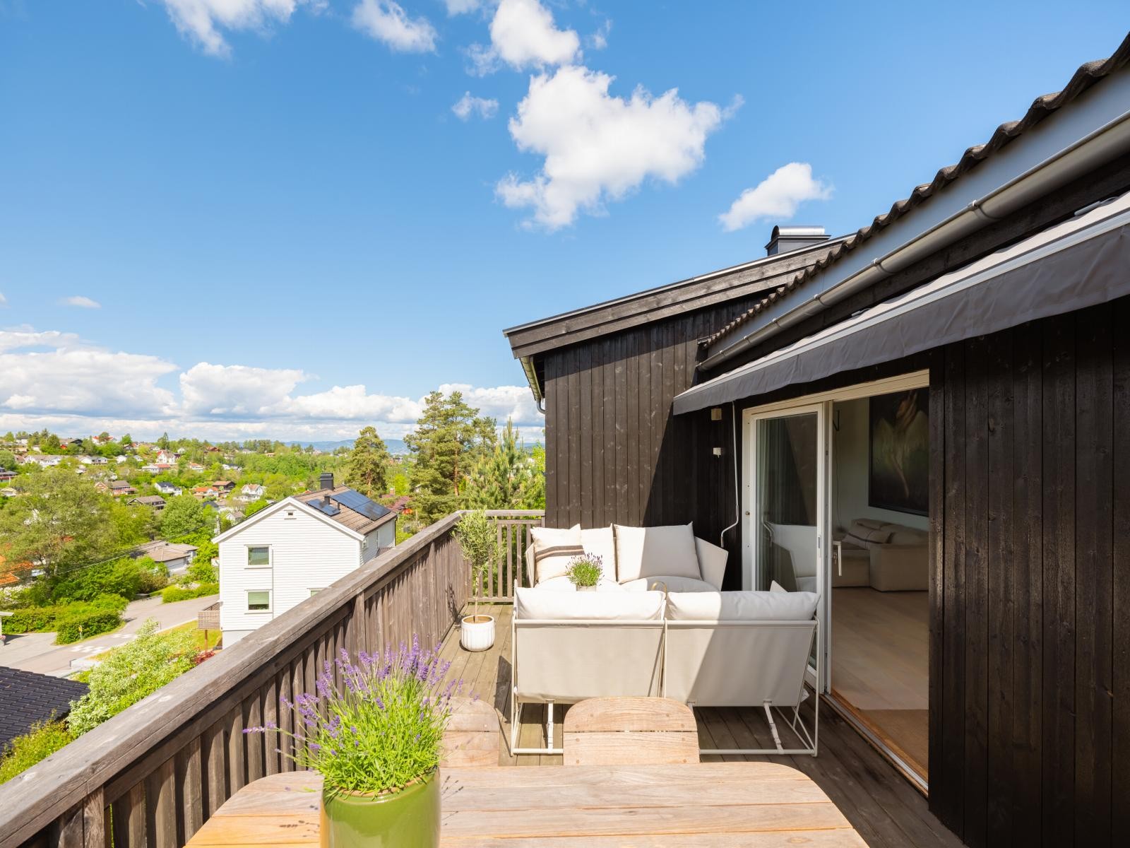 Fra stue og terrasse er det en fantastisk utsikt Galleribilde