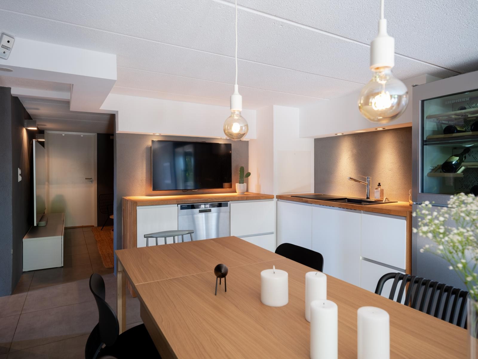 Denne etasjen er innredet i 2013 og den fikk da 2 nye inngangsdører, terrassedør og innvendig trapp. Dette er byggemeldt som bod Galleribilde