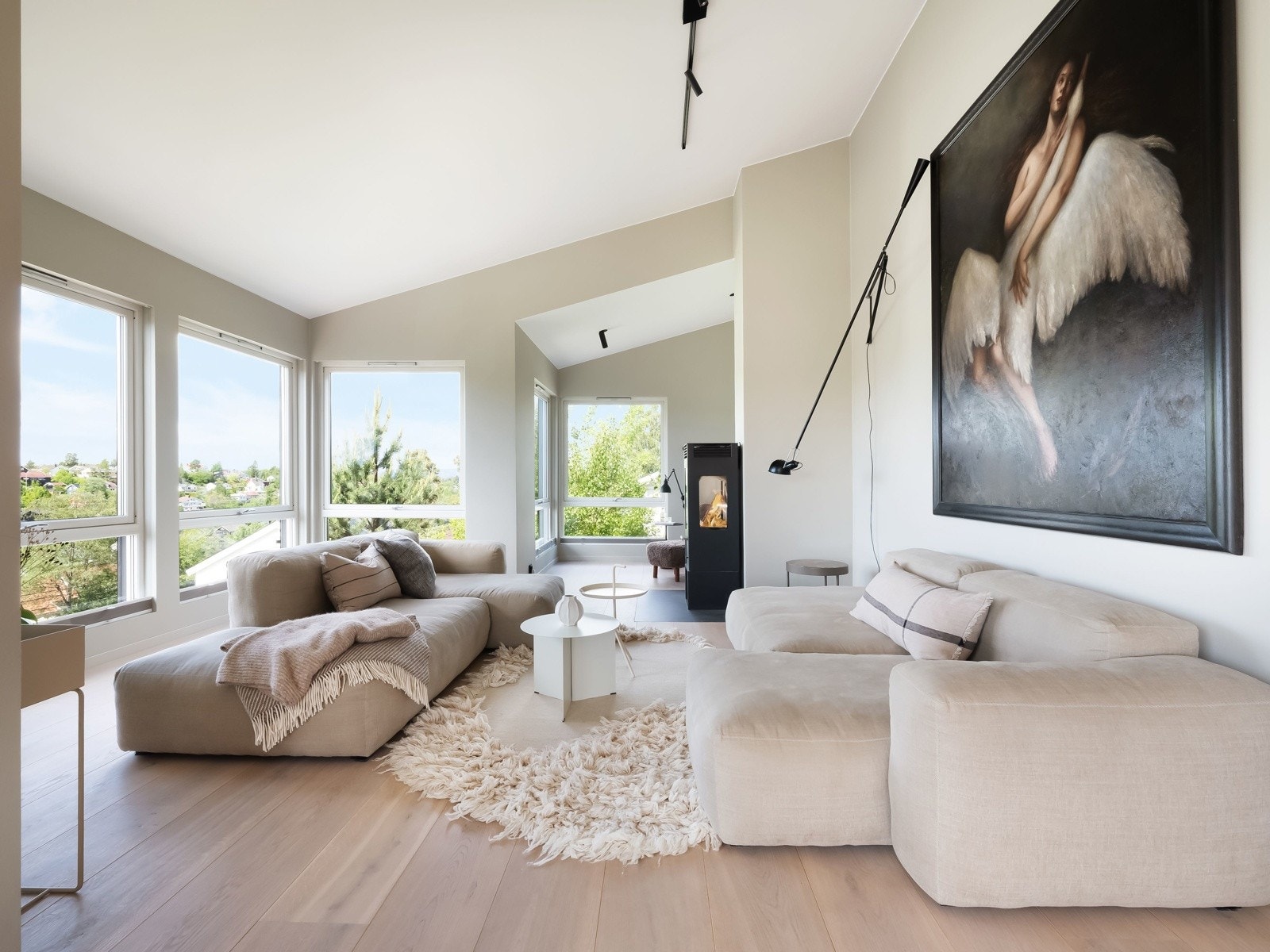 Maleriet følger ikke med, men til den kunstinteresserte: Det er malt av Trine Folmoe Galleribilde