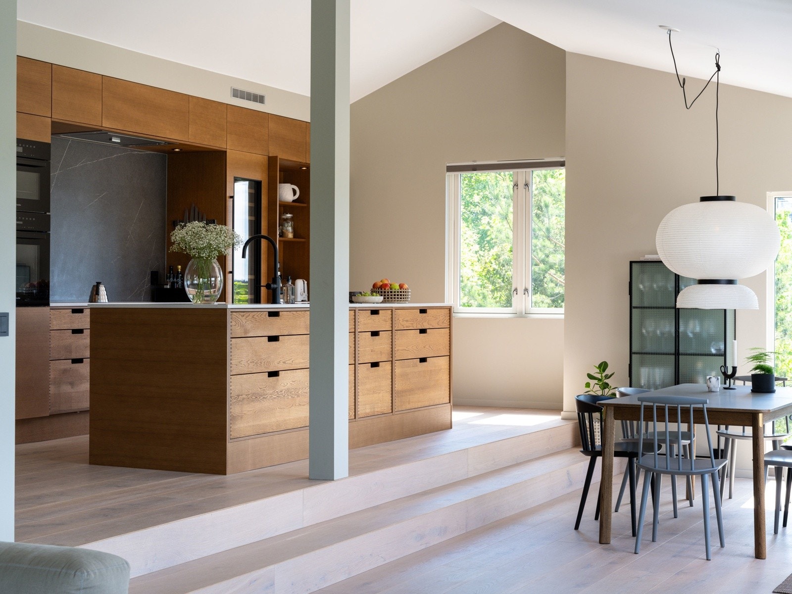 I kjøkkennisjen er det en hel, stor flis. En fantastisk detalj som løfter hele kjøkkenet Galleribilde