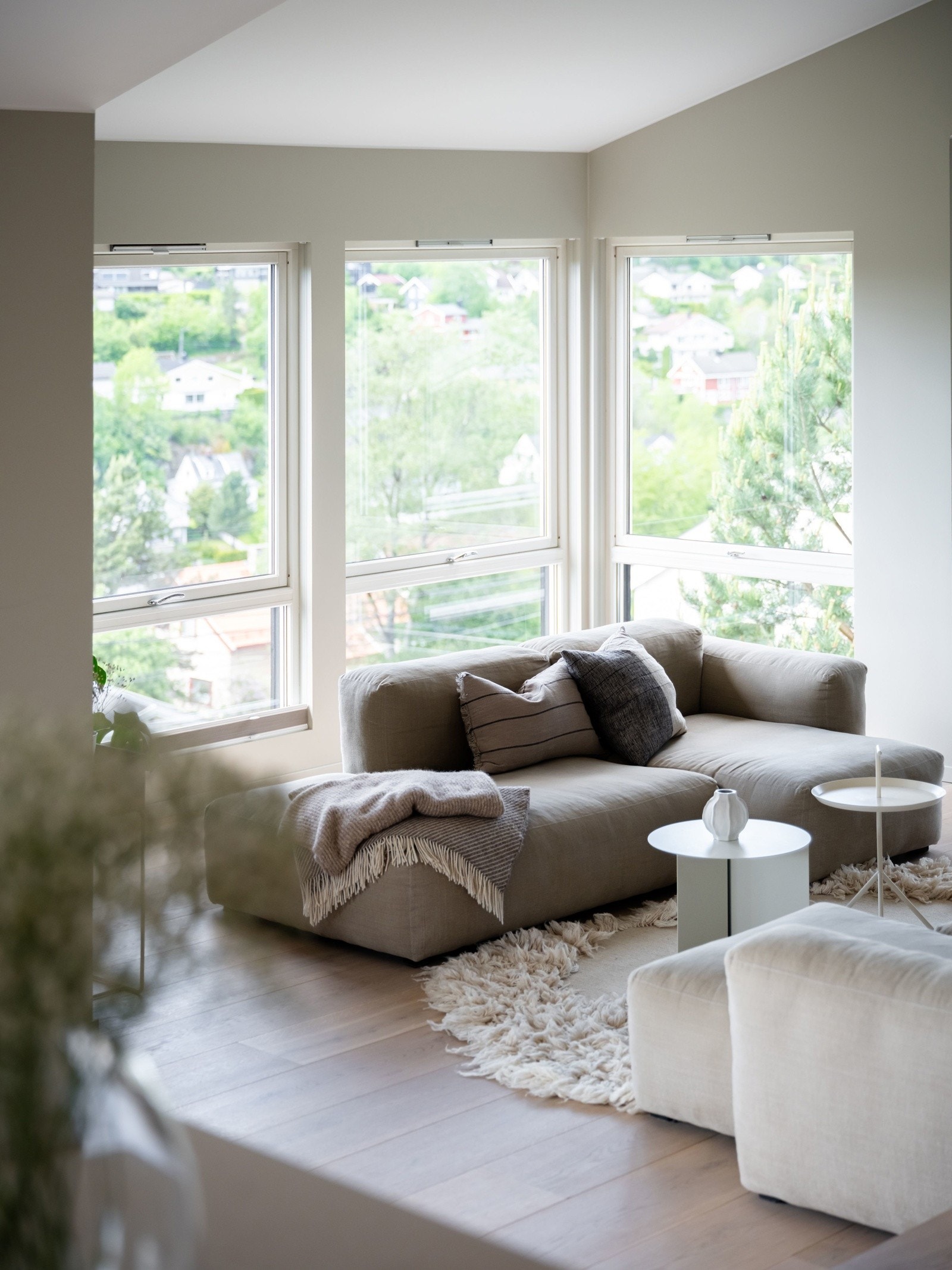 Stuen er lys og luftig med panoramautsikt Galleribilde