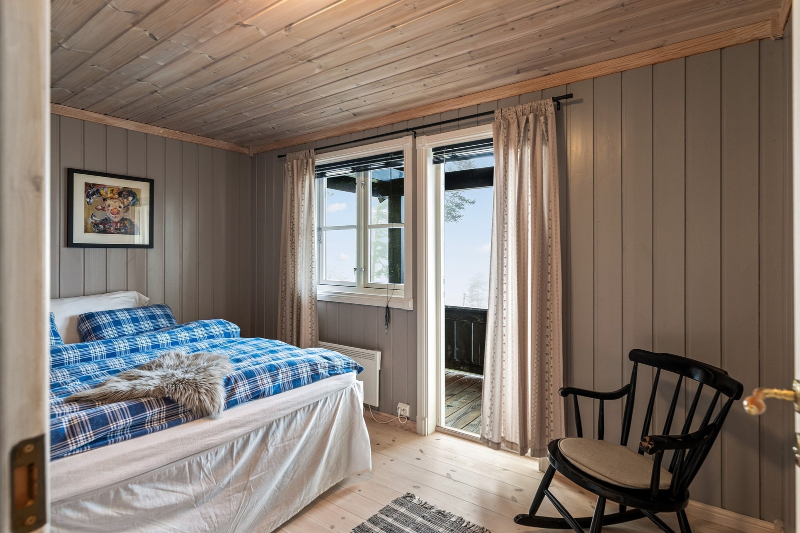 Fra soverommet har man utgang til overbygget uteplass Galleribilde