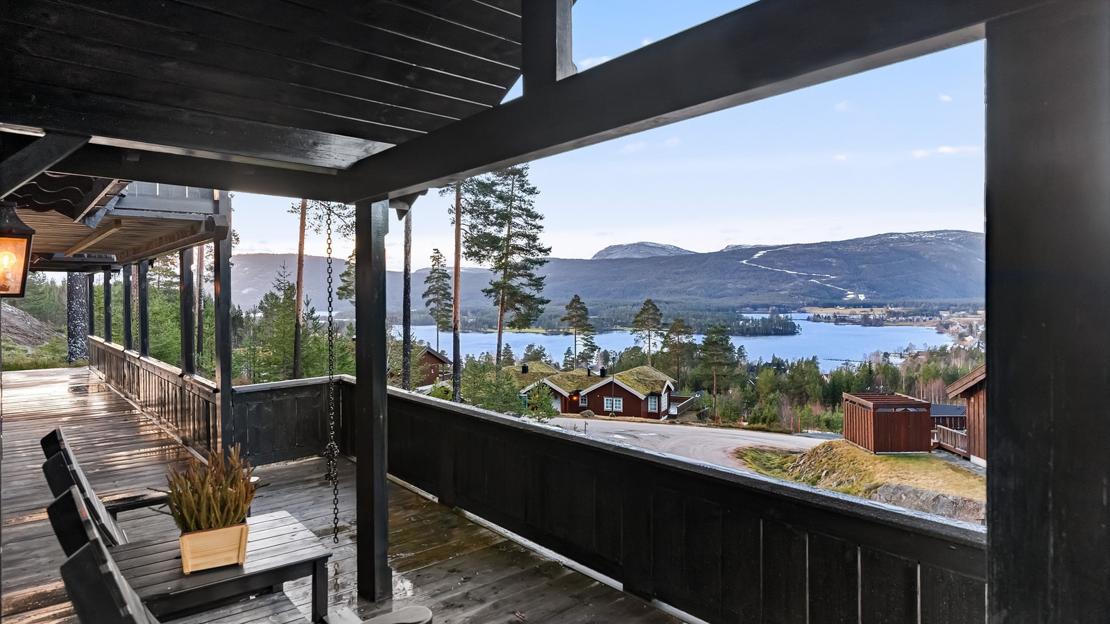 Stor terrasse med utgang fra både stue og hovedsoverom Galleribilde
