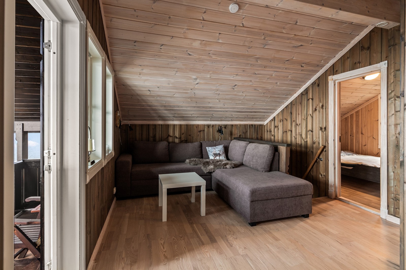 Utgang til overbygget balkong fra loftsstuen Galleribilde