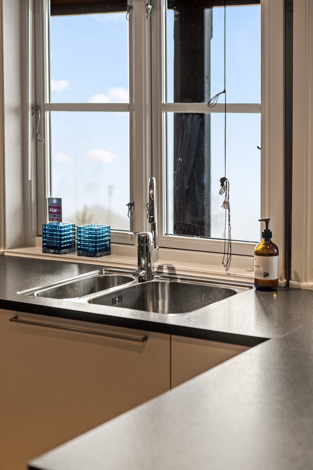 Man nyter en fantastisk usjenert utsikt fra hytten Galleribilde