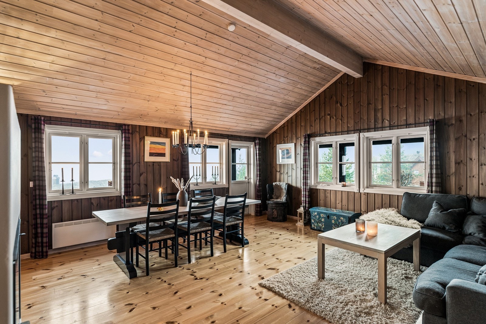 Hytten er godt innredet med store oppholdsrom Galleribilde