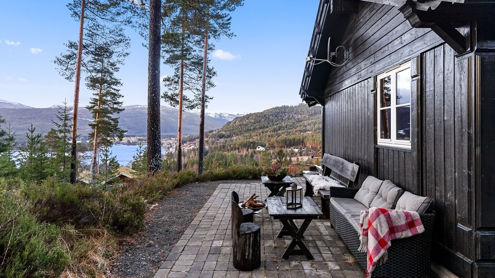 Nydelig stensatt uteplass med utsikt til Niser Galleribilde