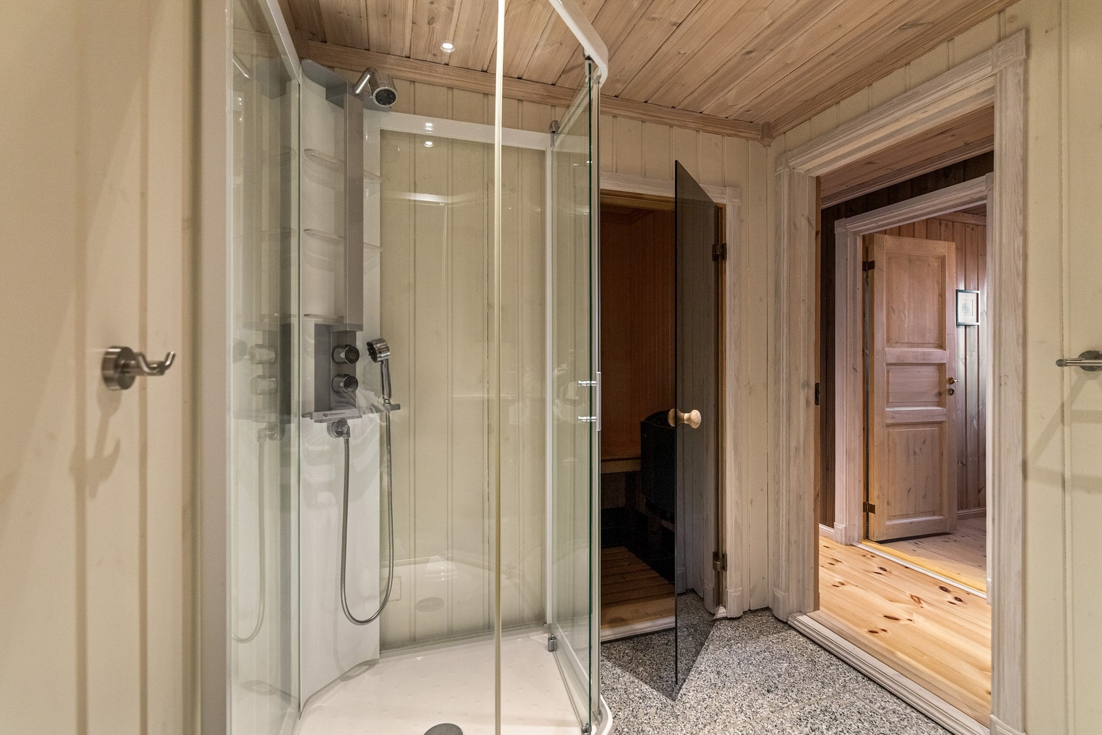 Romslig bad med tilliggende badstue Galleribilde