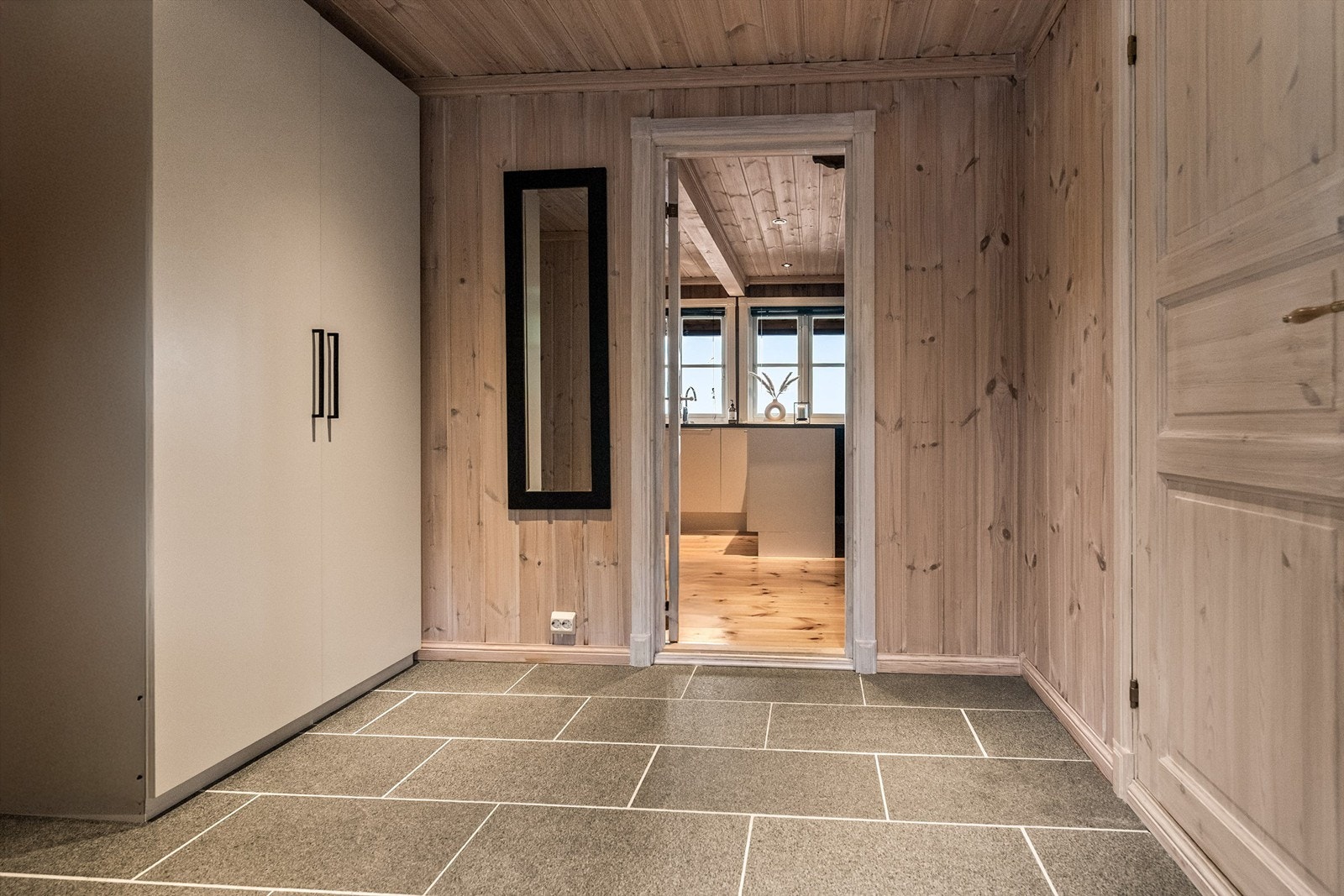 Stor hall med garderobe, tilliggende bod og praktisk med flislagte gulv Galleribilde