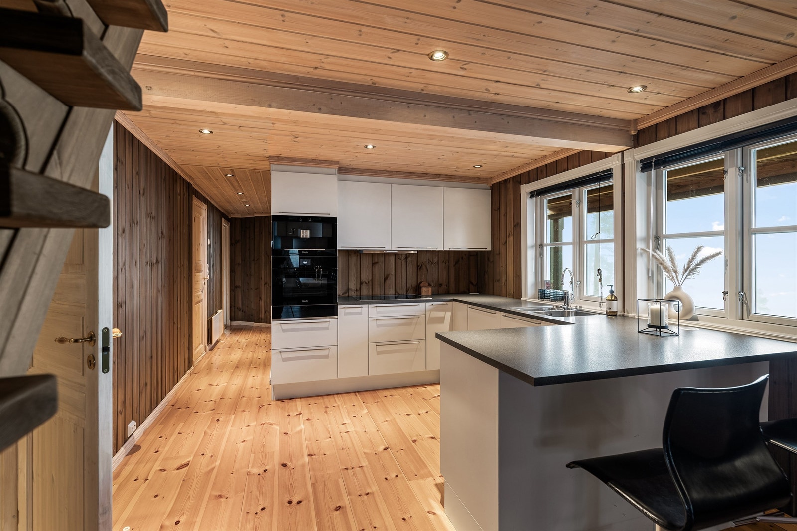 Hytten har alle bruksrom på ett plan, med tillegg av innredet loftsetasje Galleribilde