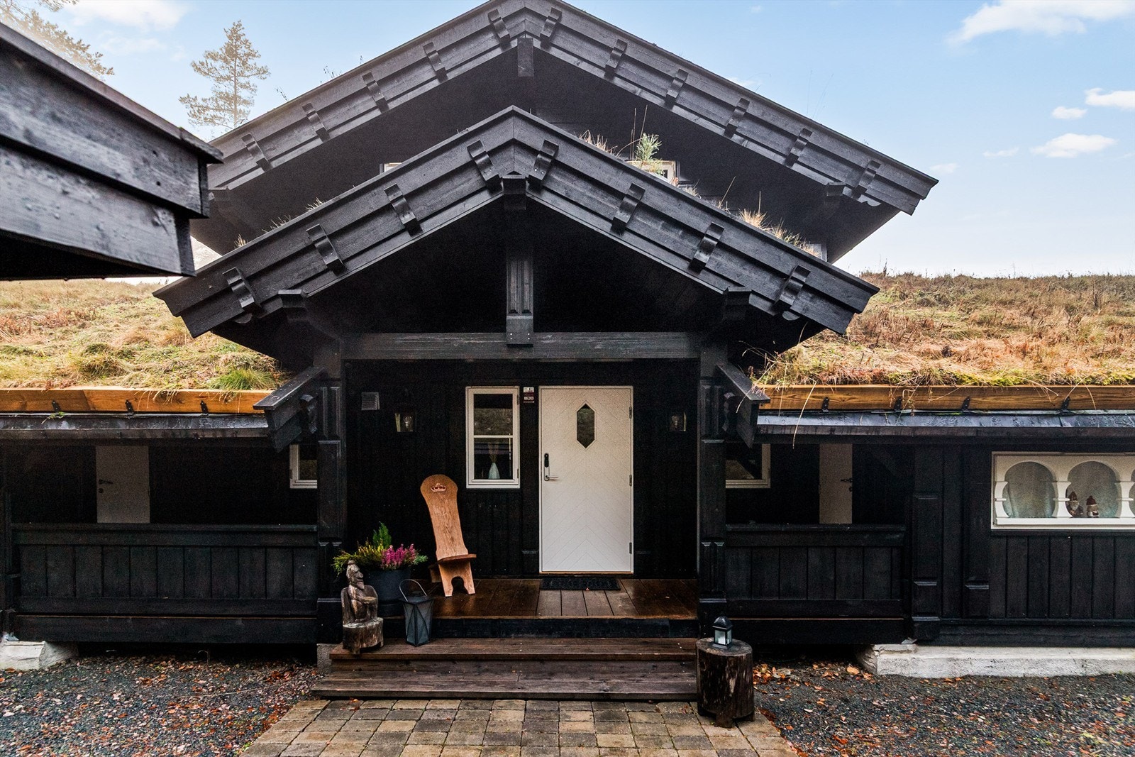 Overbygget inngangsparti og med tilgang til to boder Galleribilde