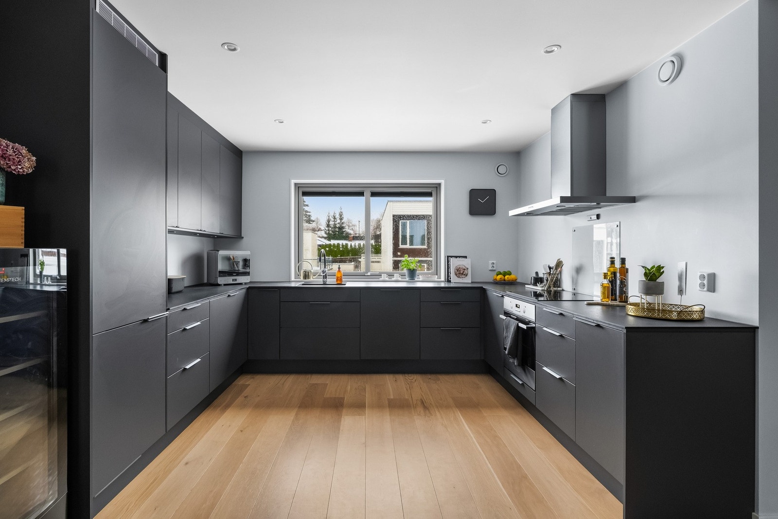 Eksklusiv kjøkkeninnredning med god skap- og benkeplass. Galleribilde