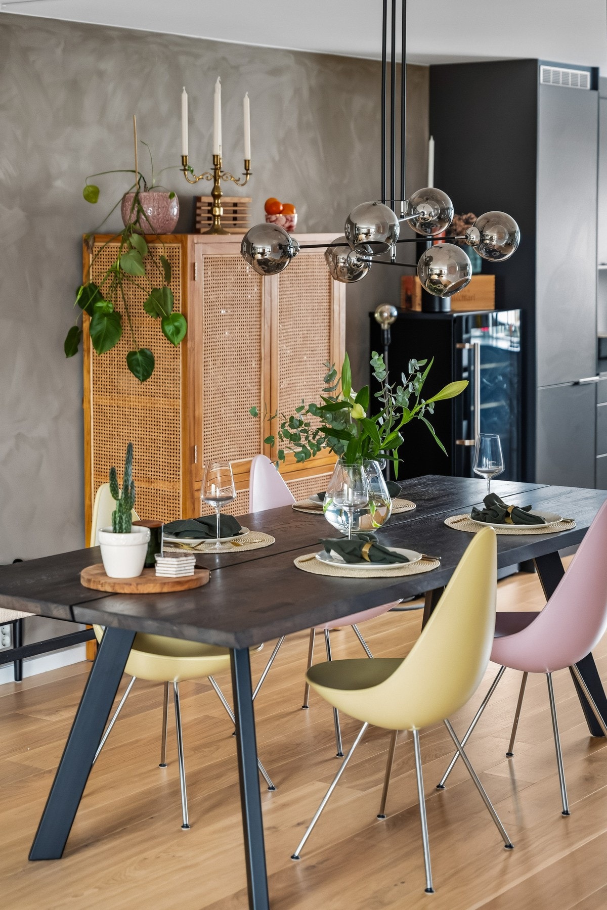 Spiseplass med rom for både hverdagsmiddager og større selskaper. Galleribilde