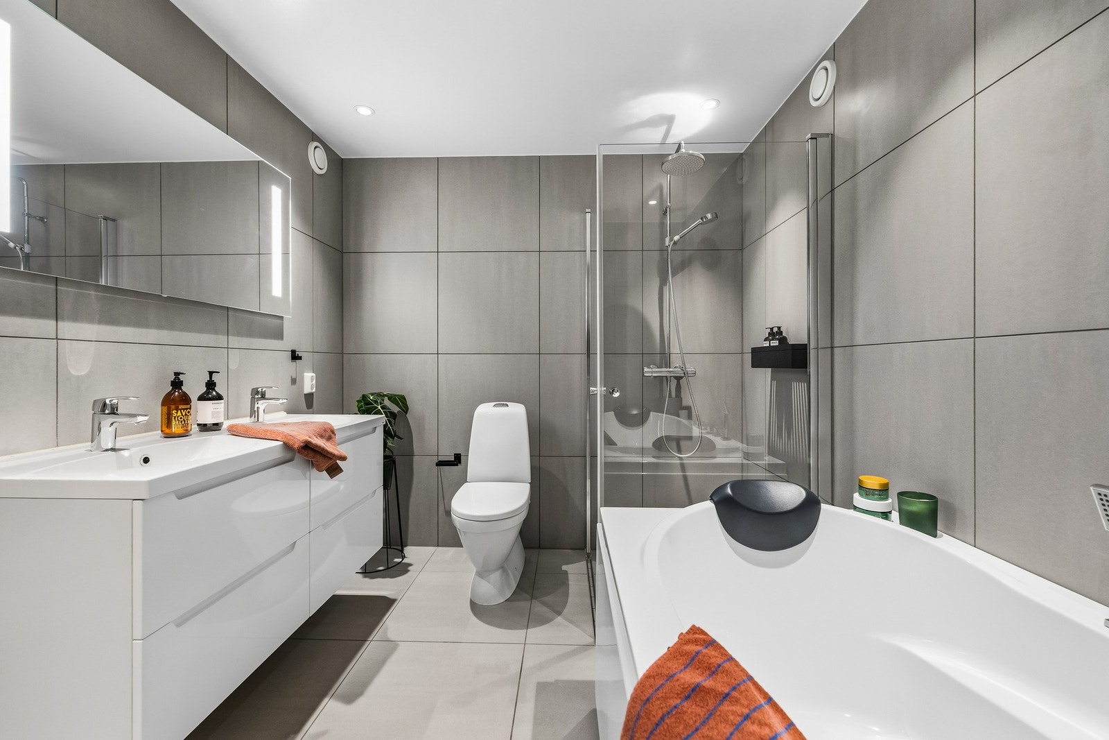 God plass og praktiske løsninger med dobbel servant. Galleribilde