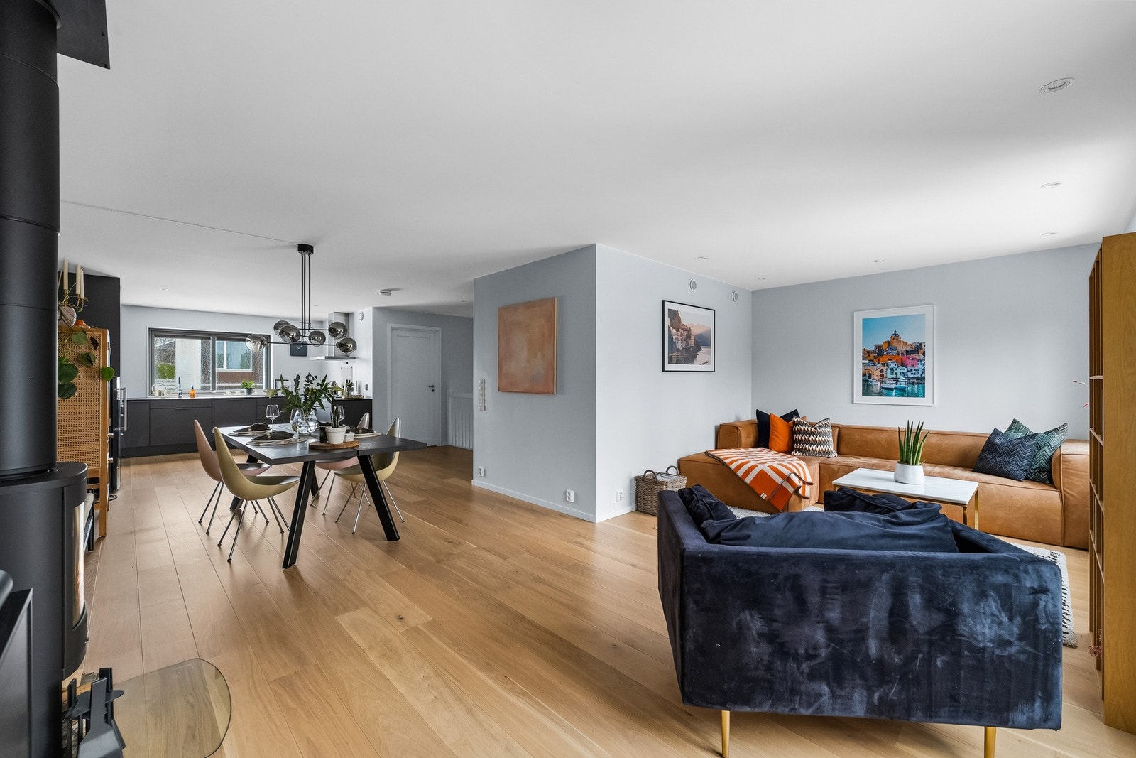 Sosial stue- og kjøkkenløsning med god plass til langbord. Galleribilde