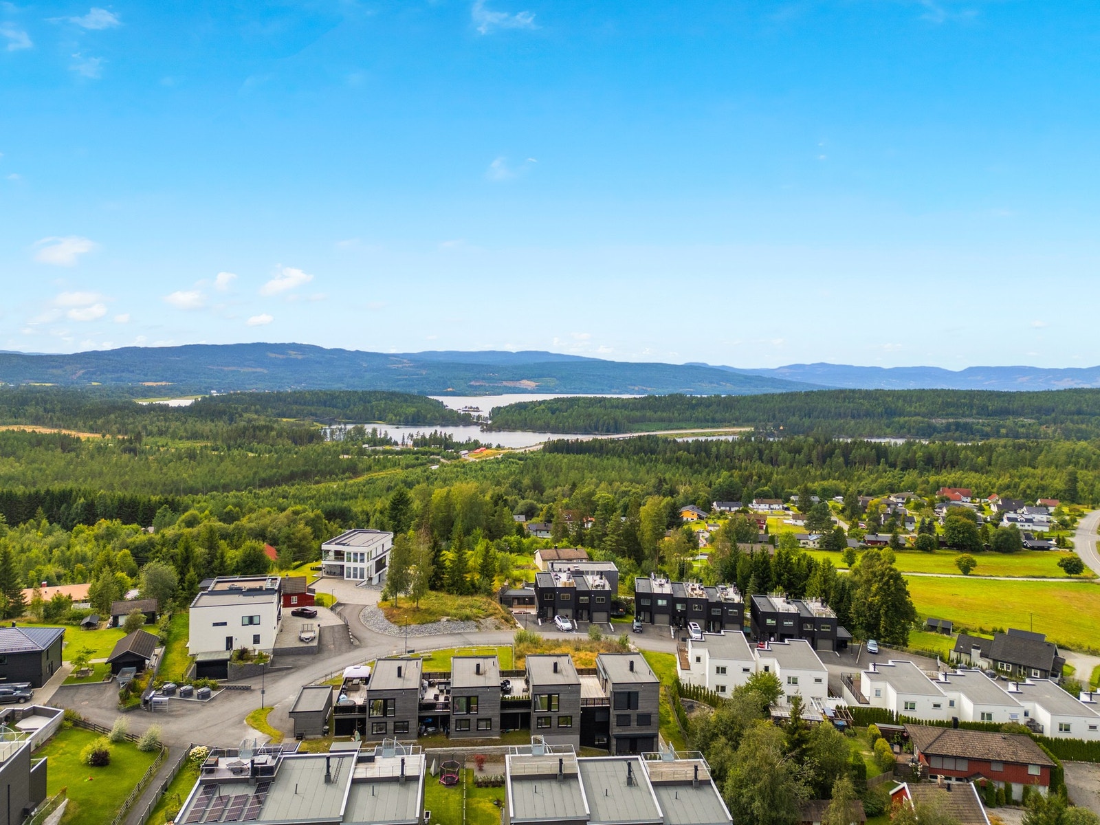 Boligen ligger i et attraktivt og veletablert boligområde med nærhet til både natur og bebyggelse. Galleribilde