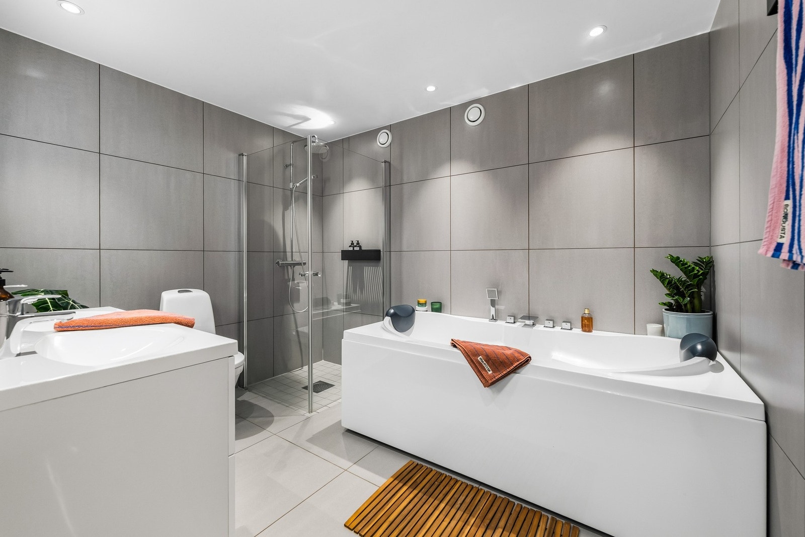 Lekkert bad med dusjnisje, badekar og moderne innredning Galleribilde