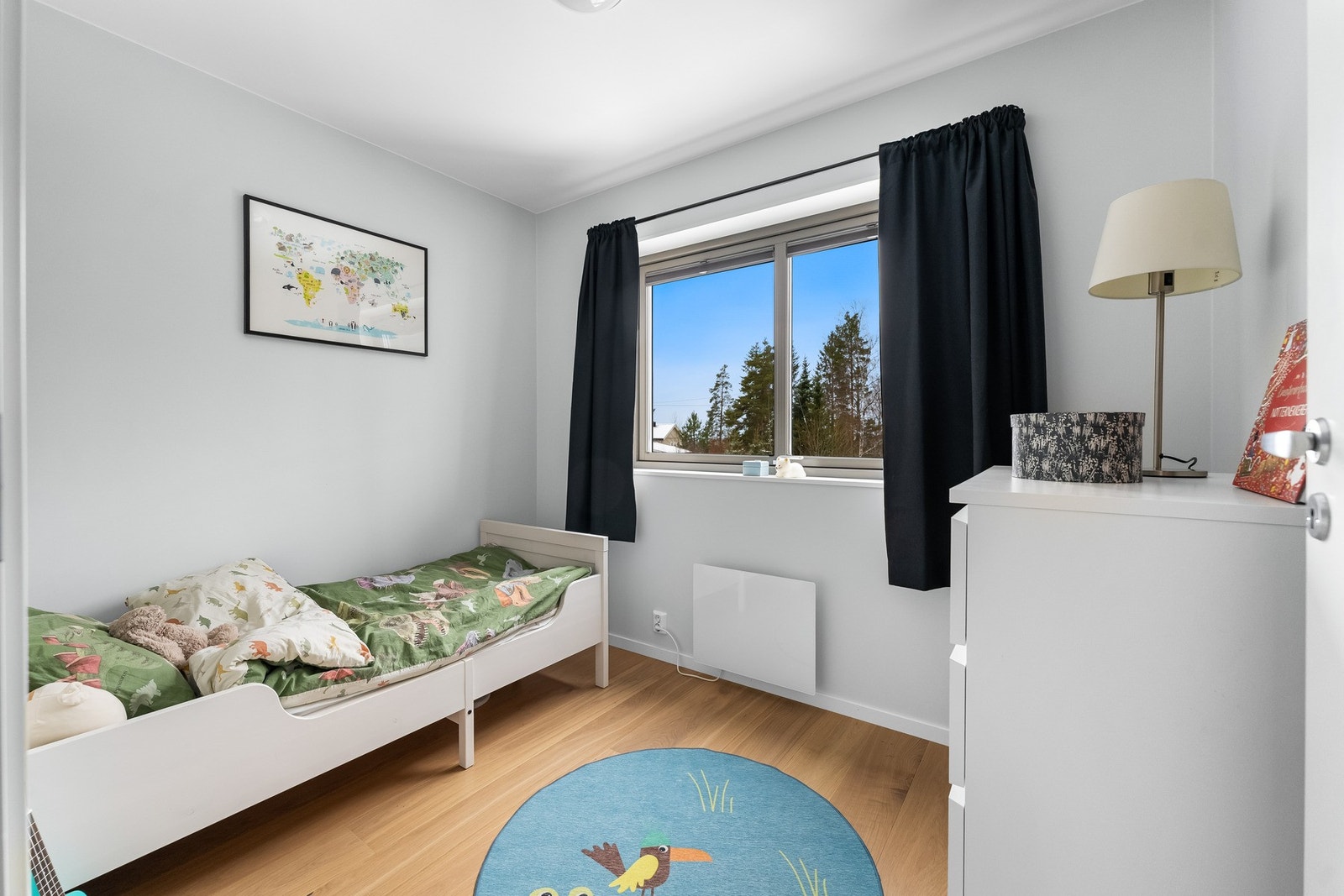 Soverom 3 - Lyst rom med god plass til seng og oppbevaringsmuligheter. Galleribilde