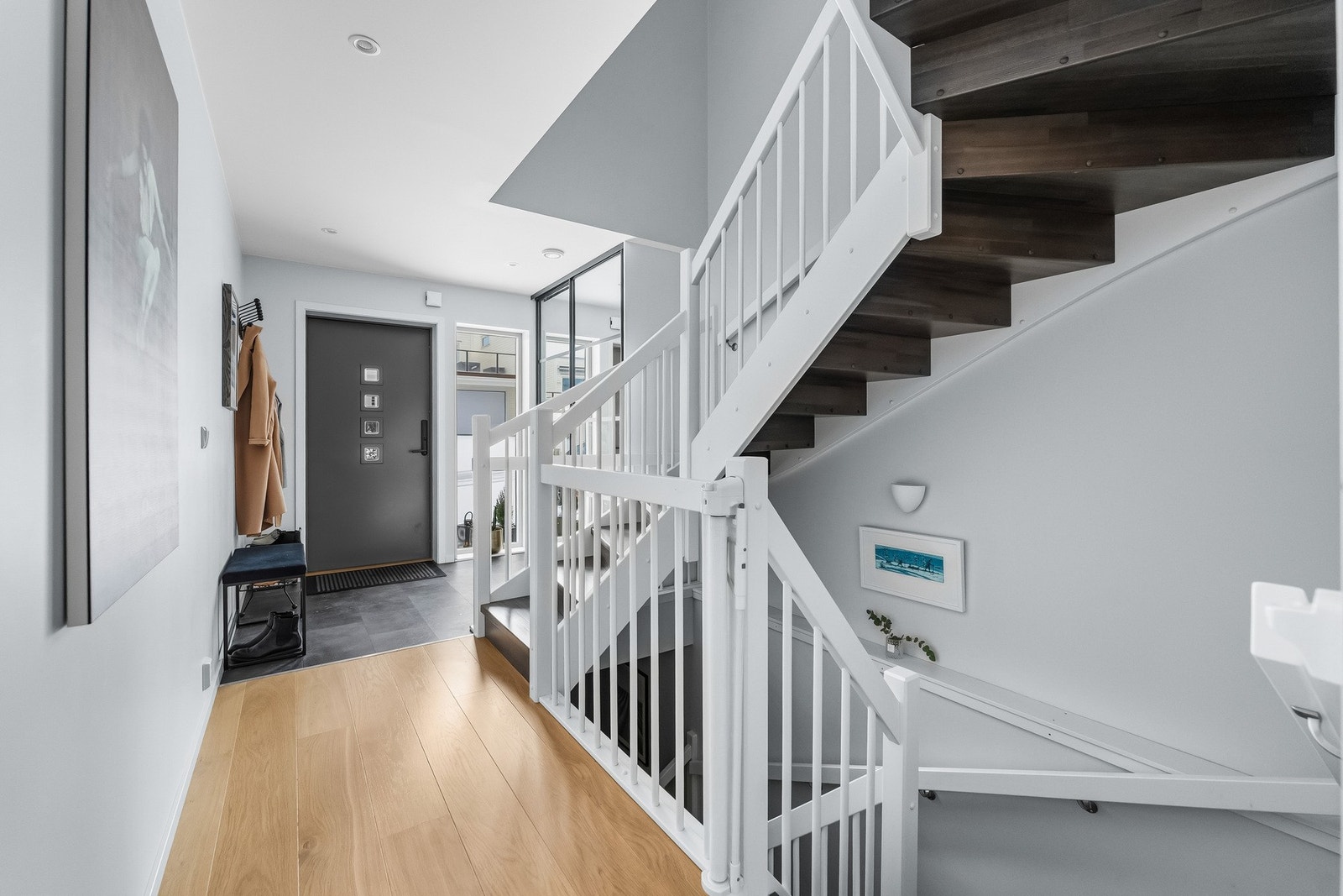 Lys og innbydende entré. Galleribilde