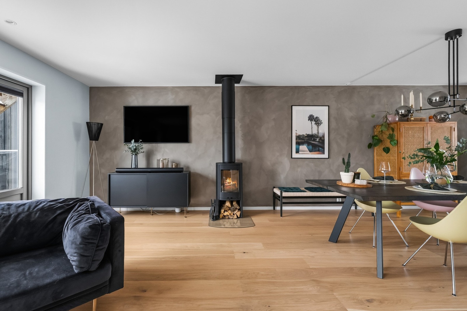 Peisovn i stuen gir både varme og karakter til rommet Galleribilde