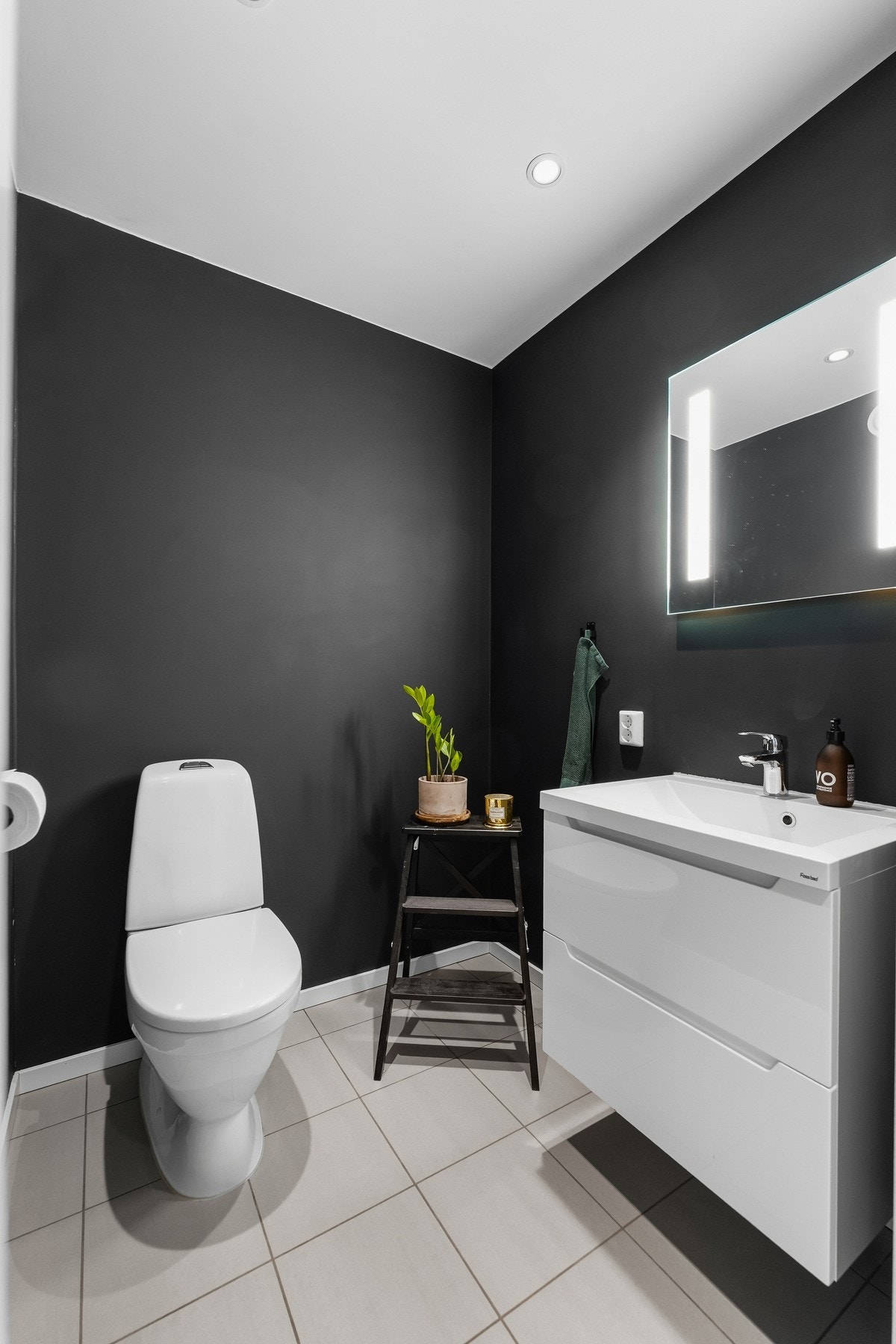 Toalettrom med tidløst design. Galleribilde