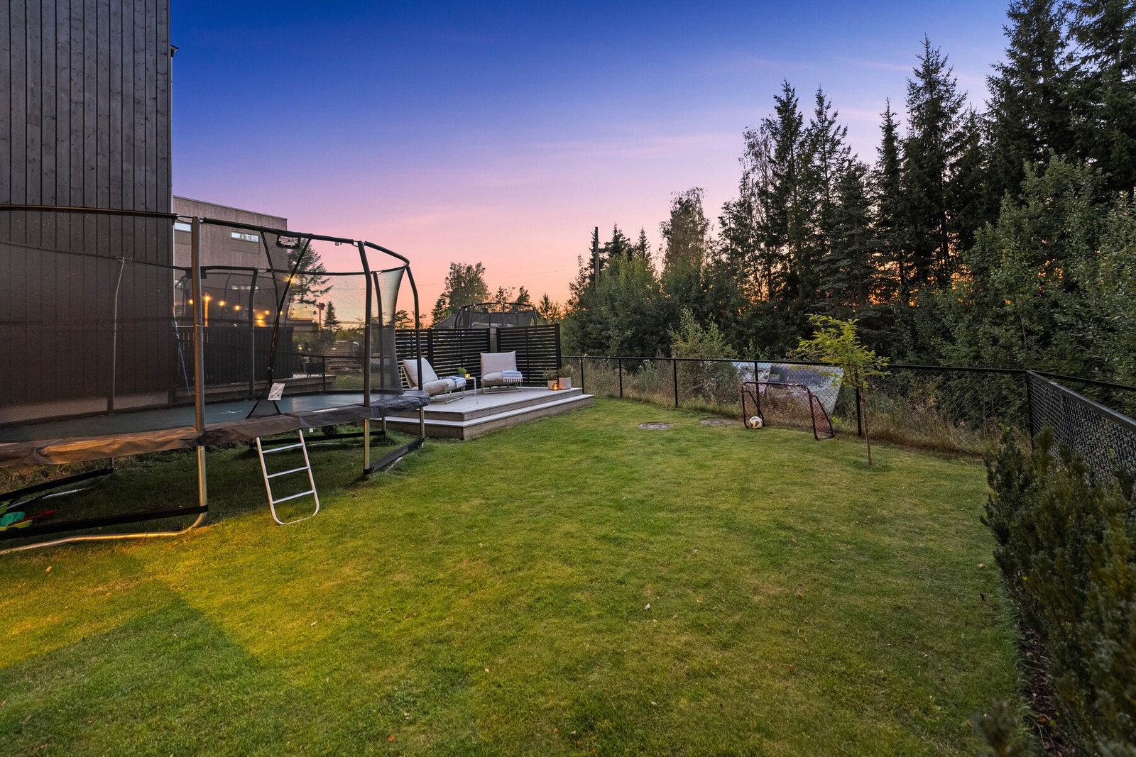 Romslig hage med skjermet beliggenhet mot grøntområde. Galleribilde