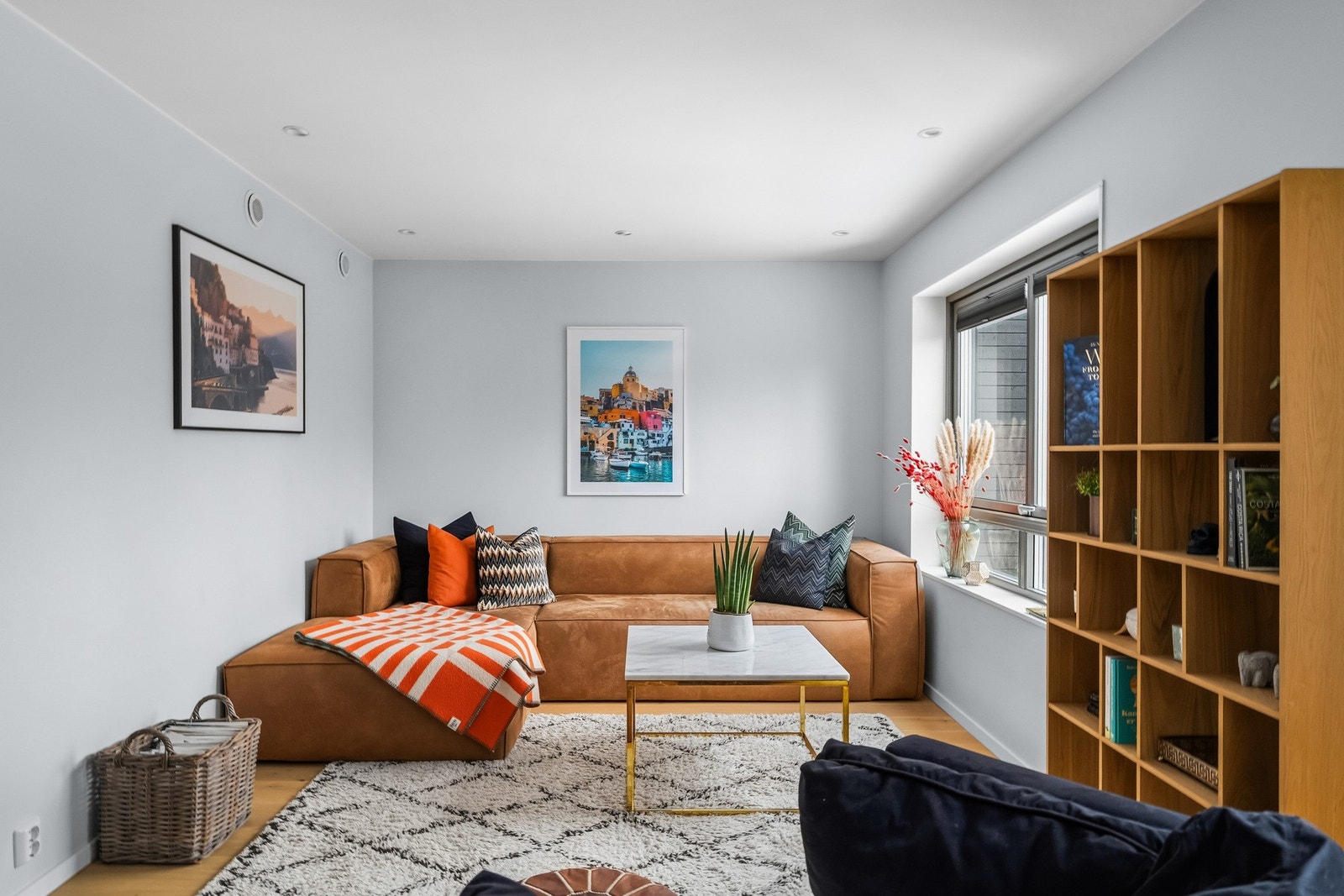 Innbydende sofakrok med god plass til både familie og gjester. Galleribilde