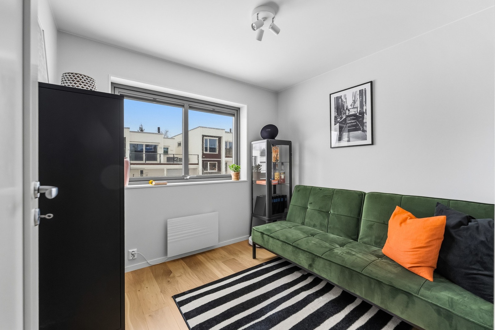 Soverom 1 - lyst og delikat soverom med plass til både seng og oppbevaring. Galleribilde