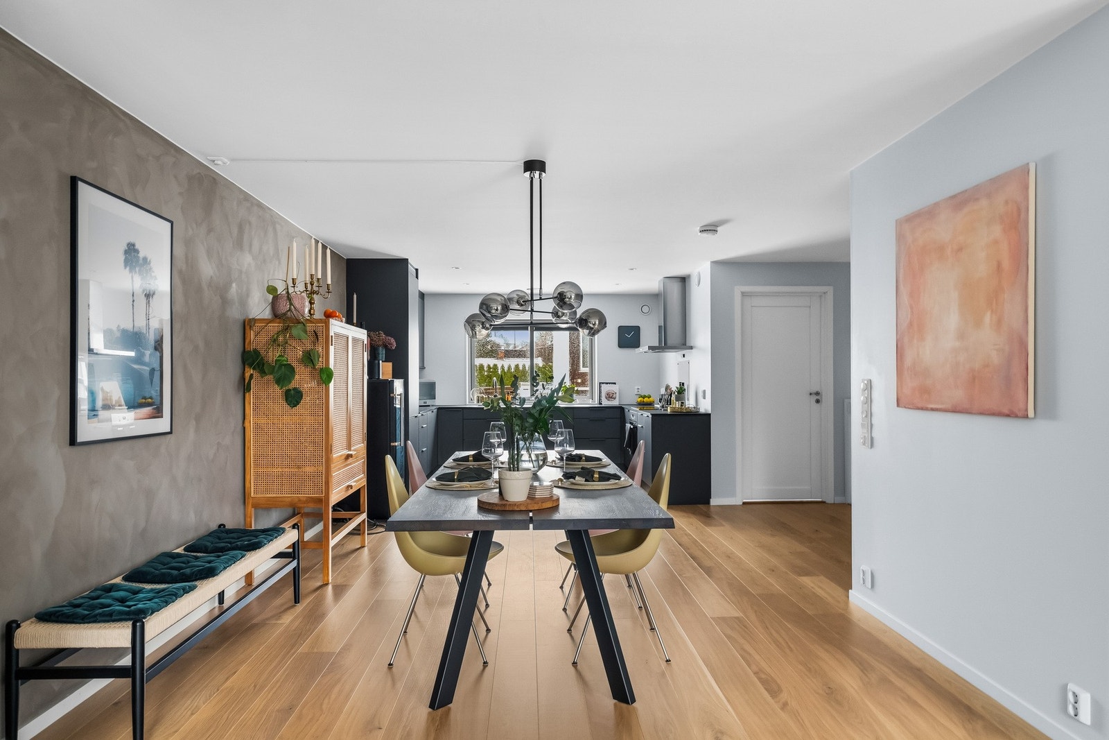 Spiseplassen ligger naturlig plassert mellom kjøkken og stue. Galleribilde