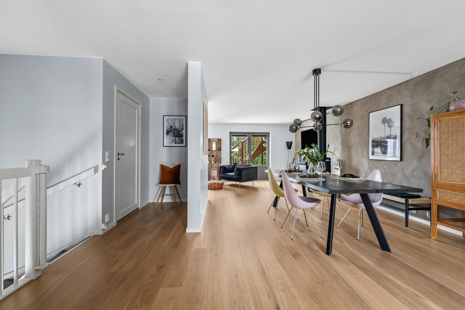 Delikat oppholdsrom med store vindusflater og gode lysforhold. Galleribilde