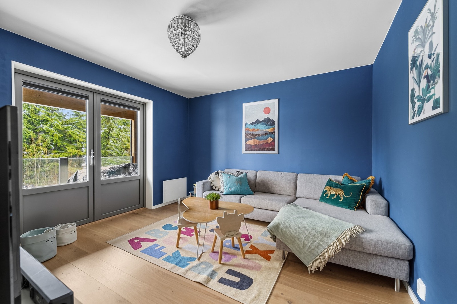 Soverom 2 - lyst og romslig soverom i 1. etasje med direkte utgang til balkong Galleribilde