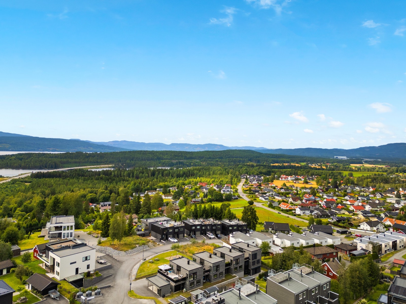 Praktisk beliggenhet med togstasjon kun en kort spasertur unna - ideelt for pendlere. Galleribilde