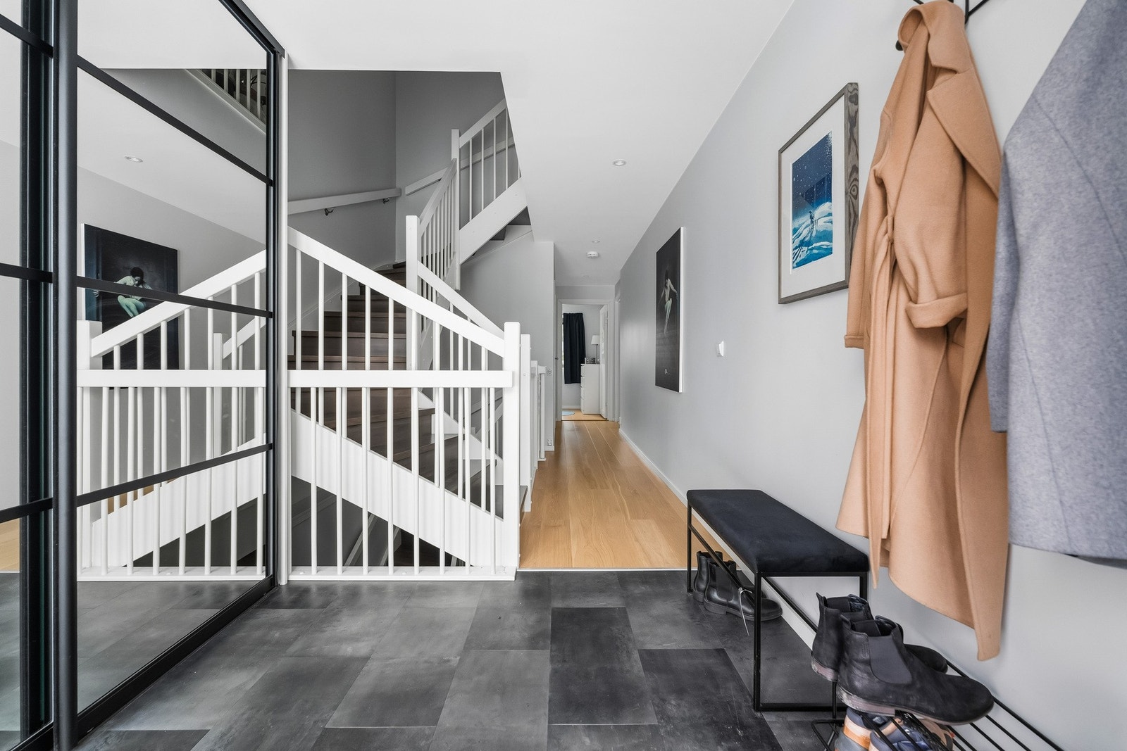 Entréen har gode oppbevaringsmuligheter og praktisk skyvedørsgarderobe. Galleribilde