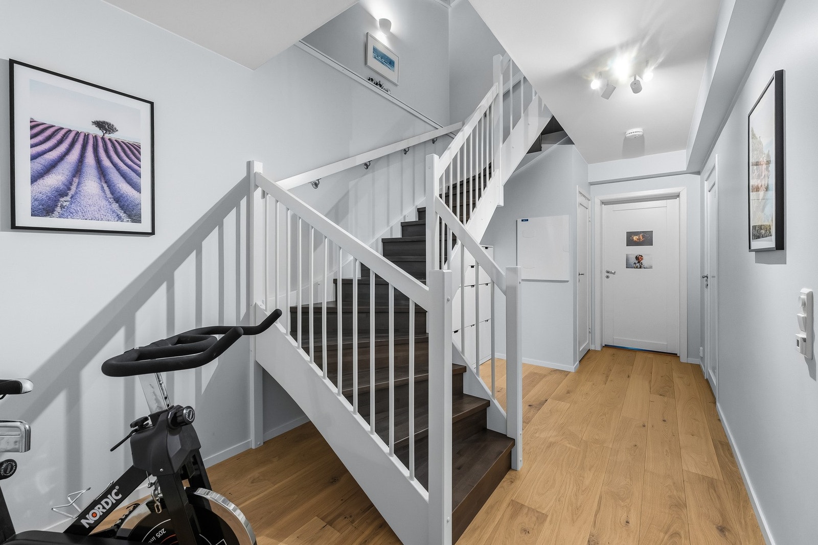 Lys og romslig gang i underetasjen med god forbindelse mellom rommene. Galleribilde