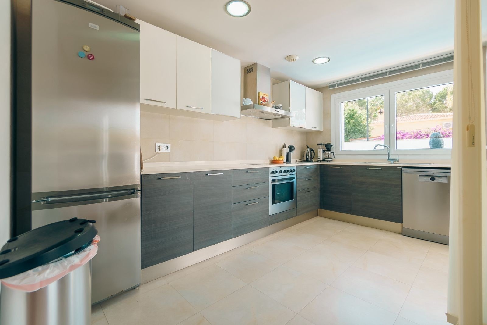 Utsikt over bassenget fra kjøkkenbenken Galleribilde